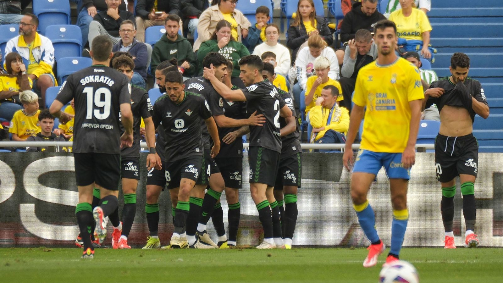 Los futbolistas béticos celebran el 0-1.