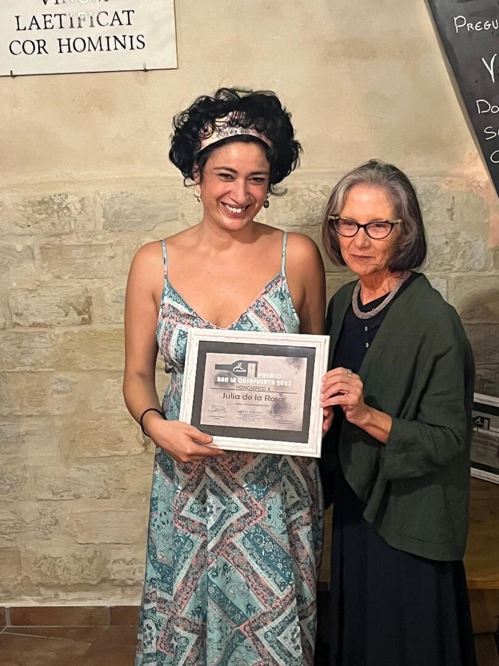 La propietaria del Bar la Casapuerta, Luisa Barrios, entregando el premio a Julia de la Rosa.