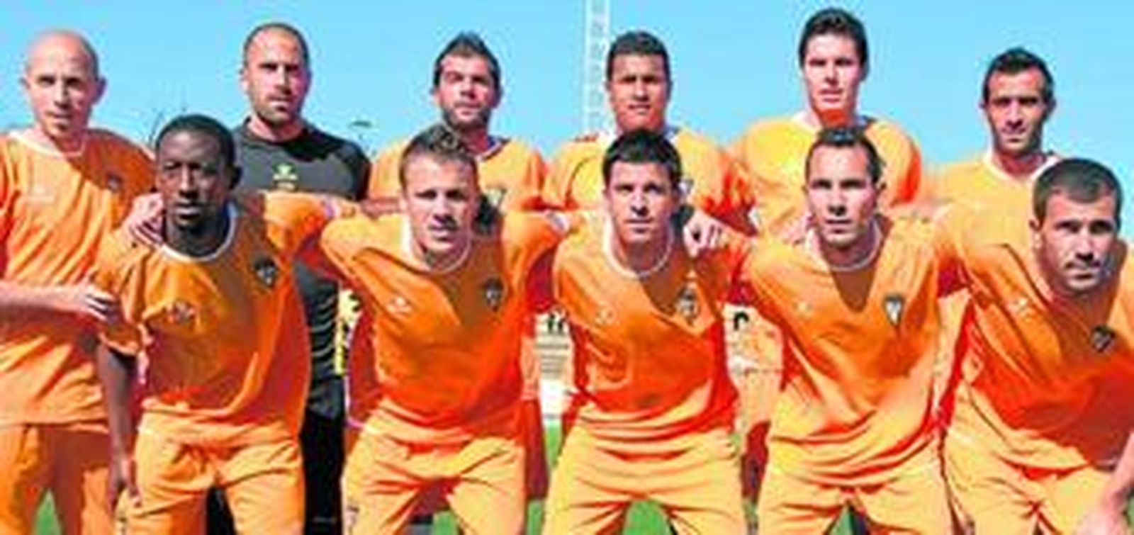 Formación inicial del Cádiz el pasado domingo antes del comienzo del partido contra La Unión.