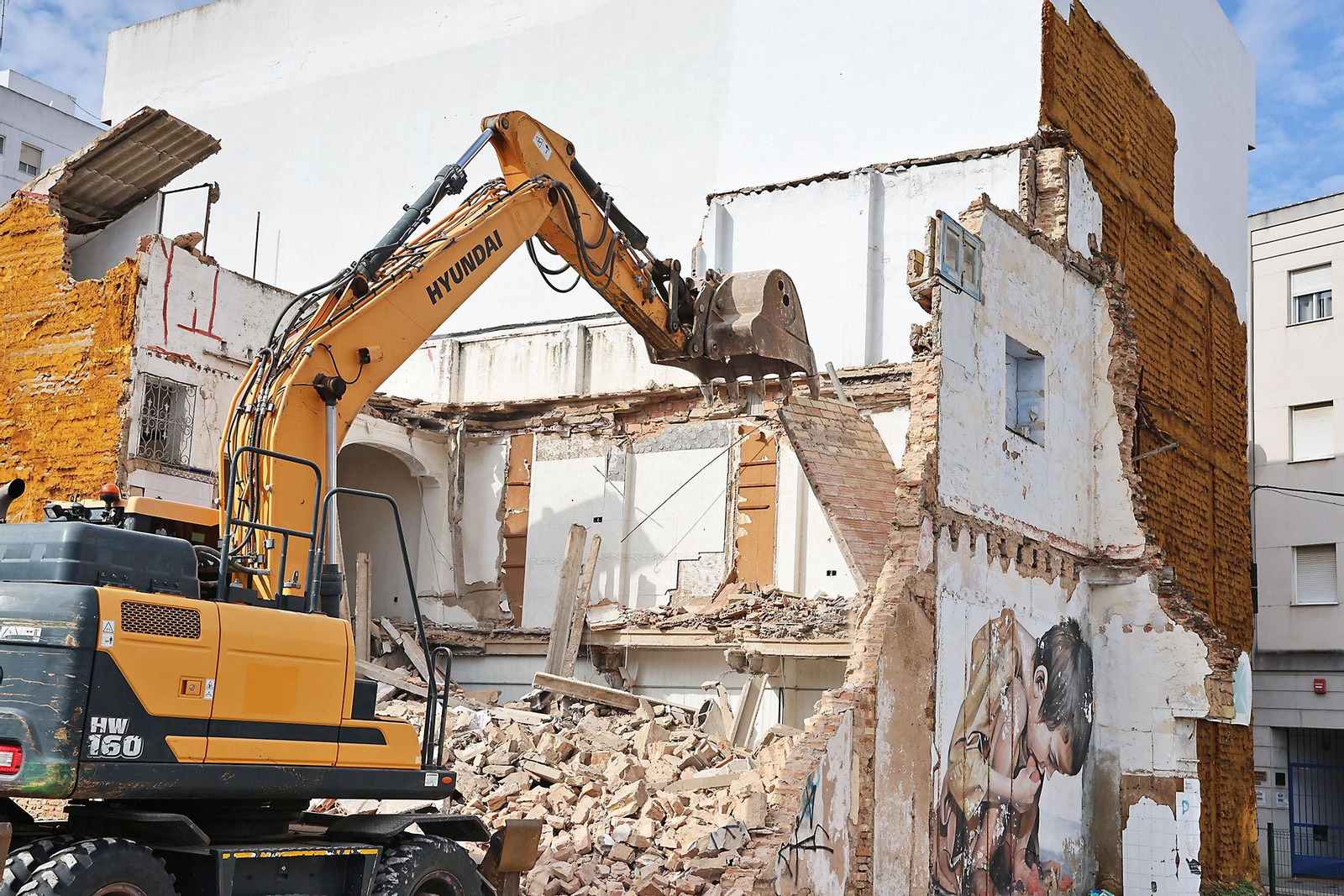 Imágenes del derribo de la calle Jesús del Calvario con el grafiti de Pure Love de Manomatic