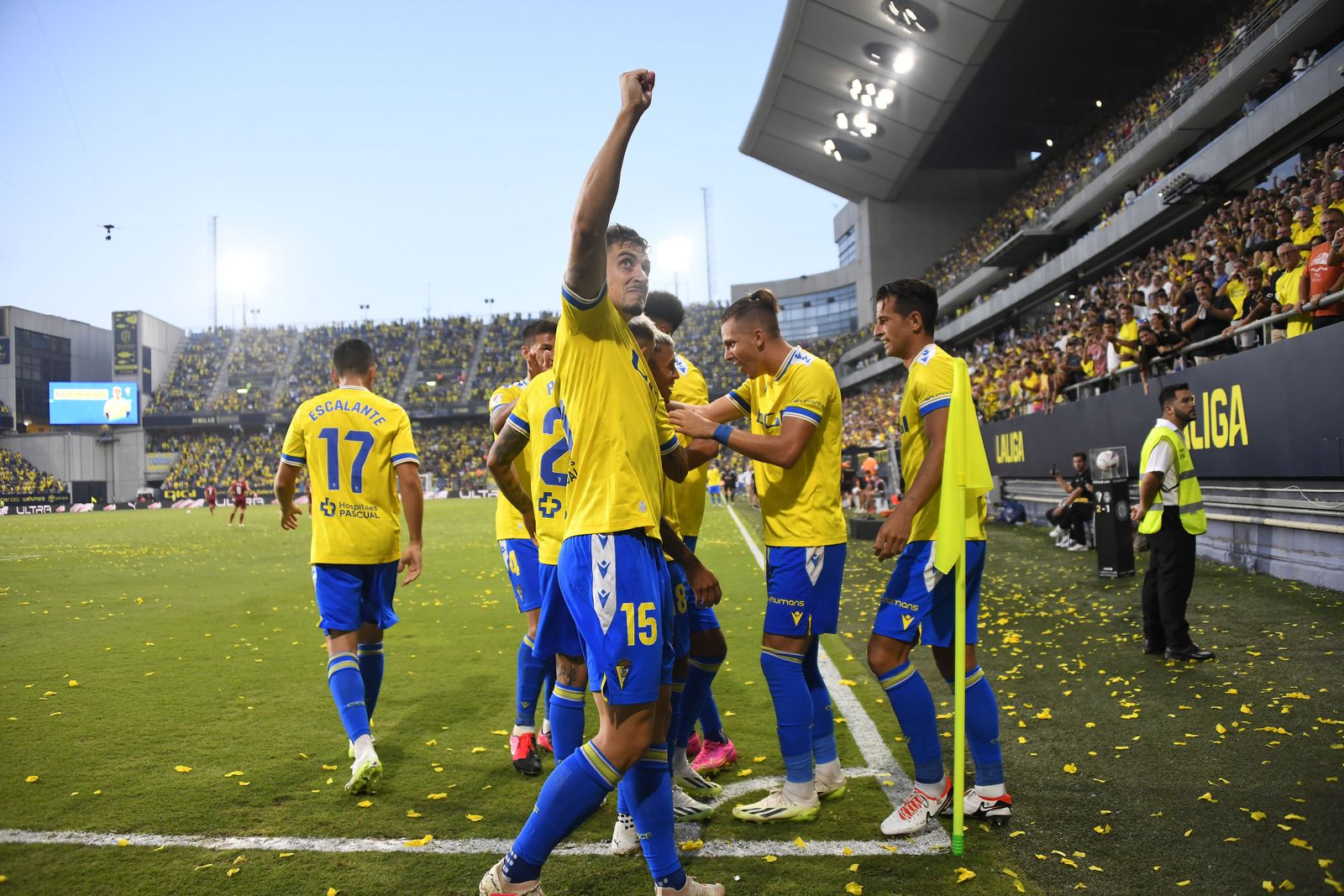 Gesto significativo de Javi Hernández en la celebración de uno de los goles al Villarreal.