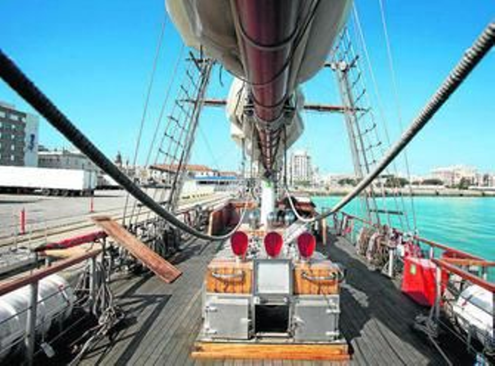 El 'Gure Izar' atracado en el muelle de Cádiz esta semana.