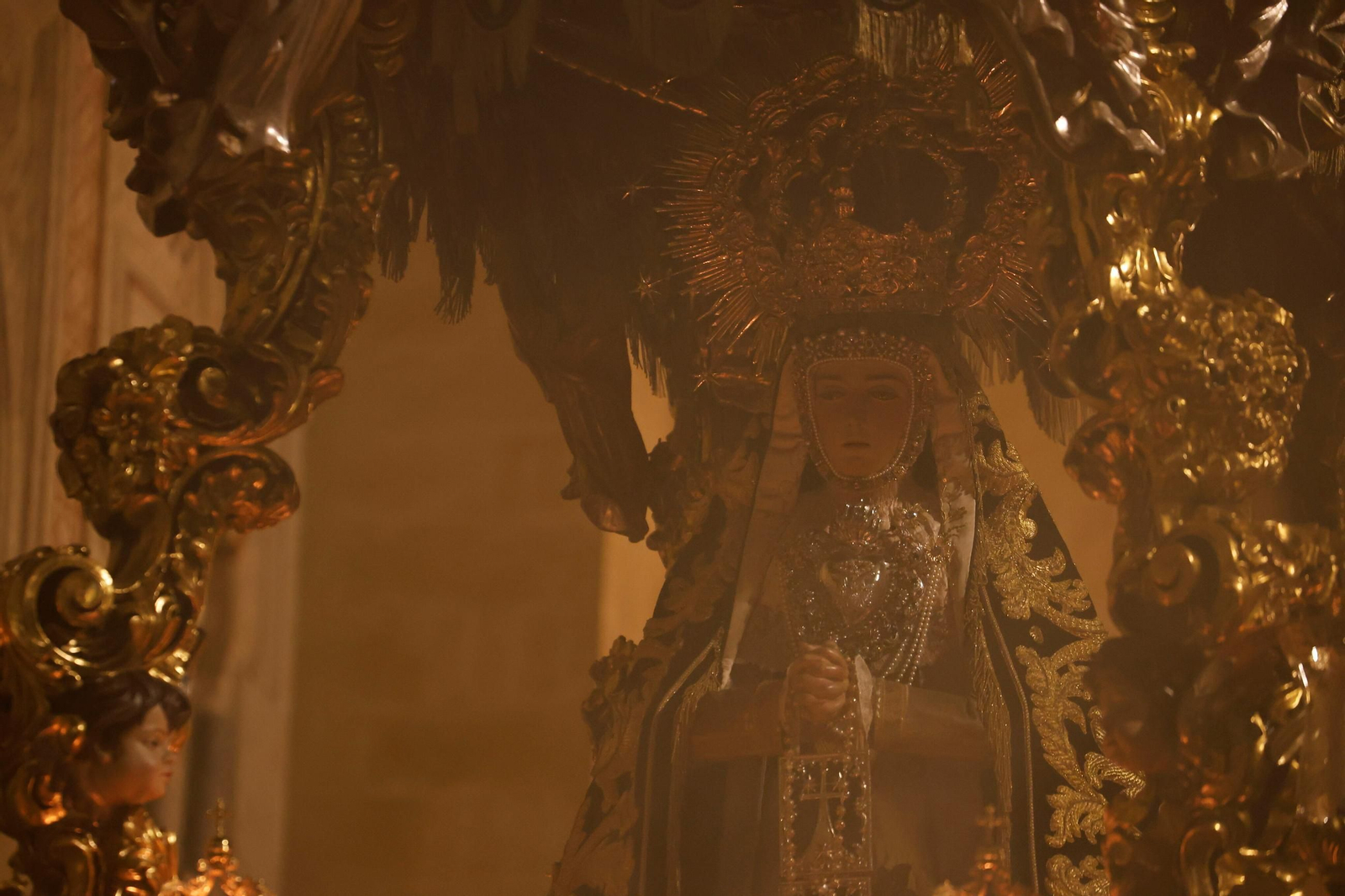 Ánimas celebra el 50 aniversario de la Virgen de las Tristezas por las calles de Córdoba