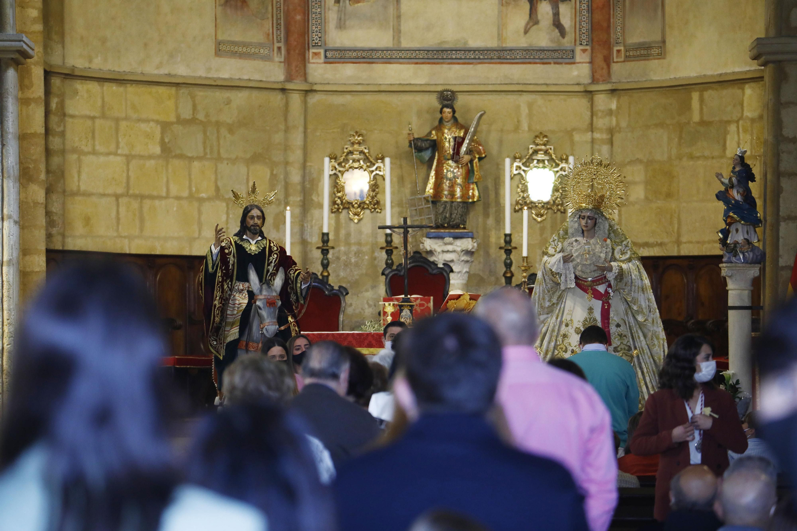 Un grupo de personas accede al interior de San Lorenzo para ver los pasos de la hermandad de la Entrada Triunfal.