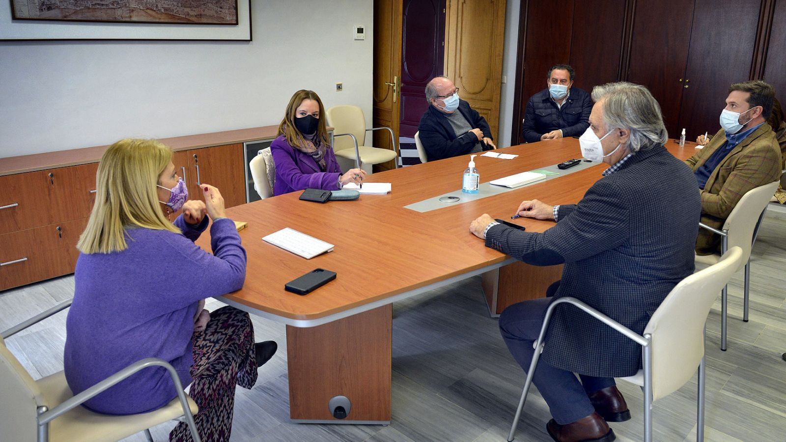 Representantes del mundo de la cultura, durante el encuentro con el gobierno local.