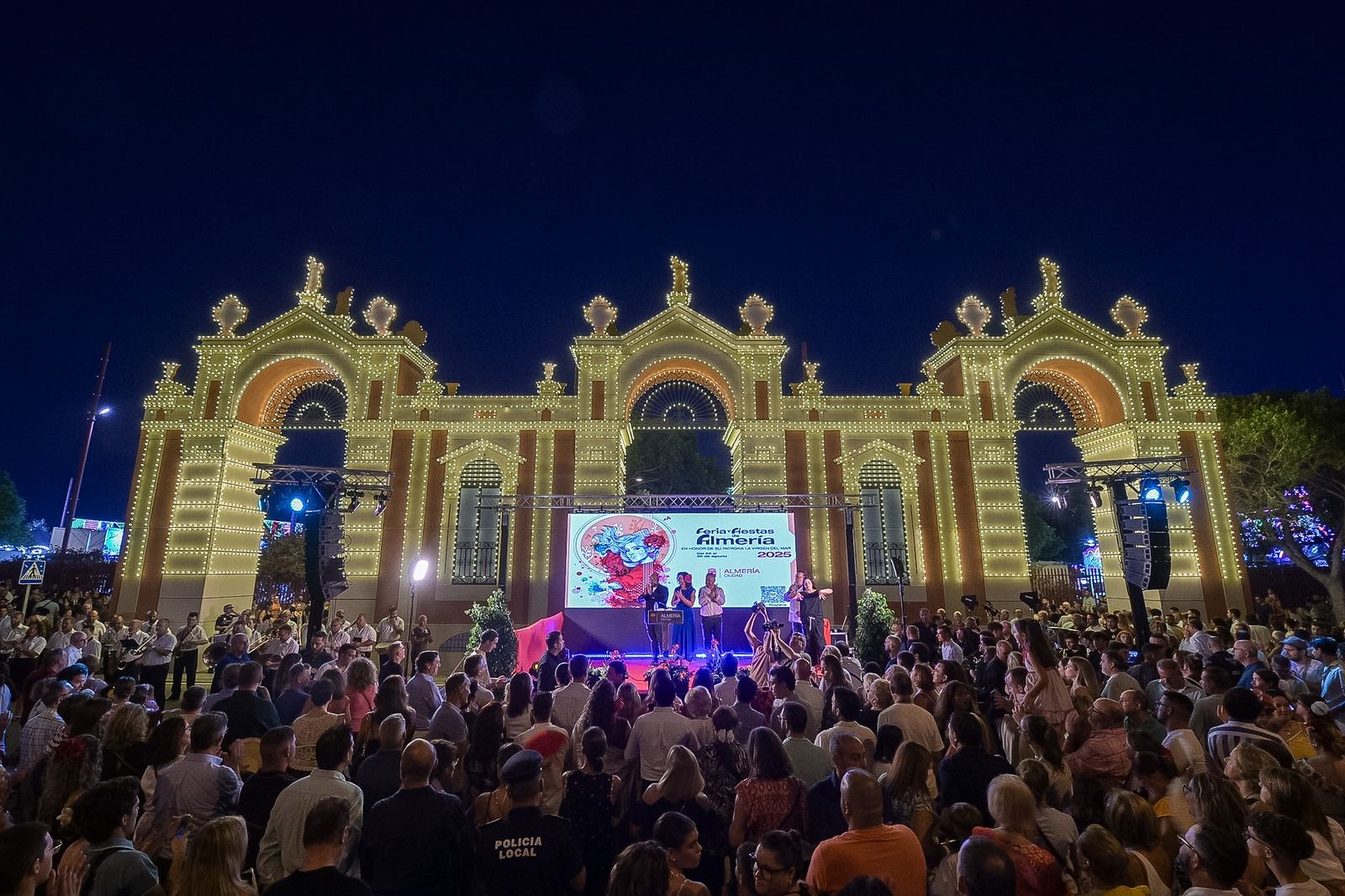 Inauguración de la Feria del año pasado con el cartel ganador de fondo.