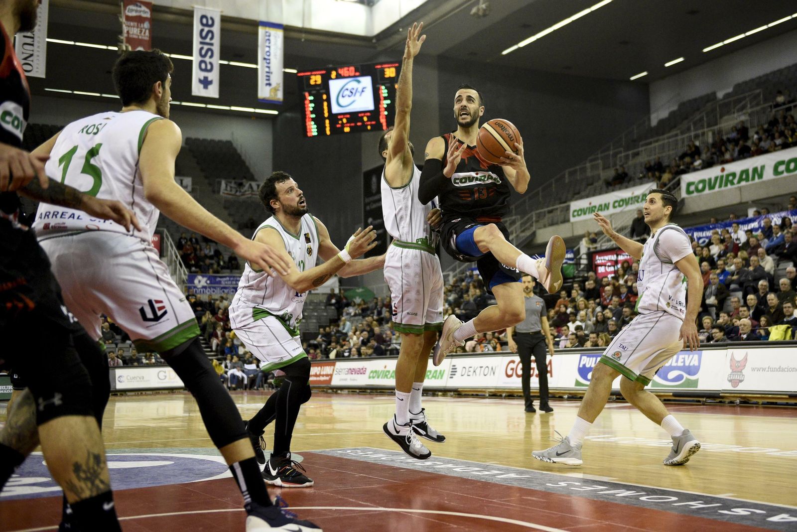 Alo Marín entra a canasta ante el Castelló.