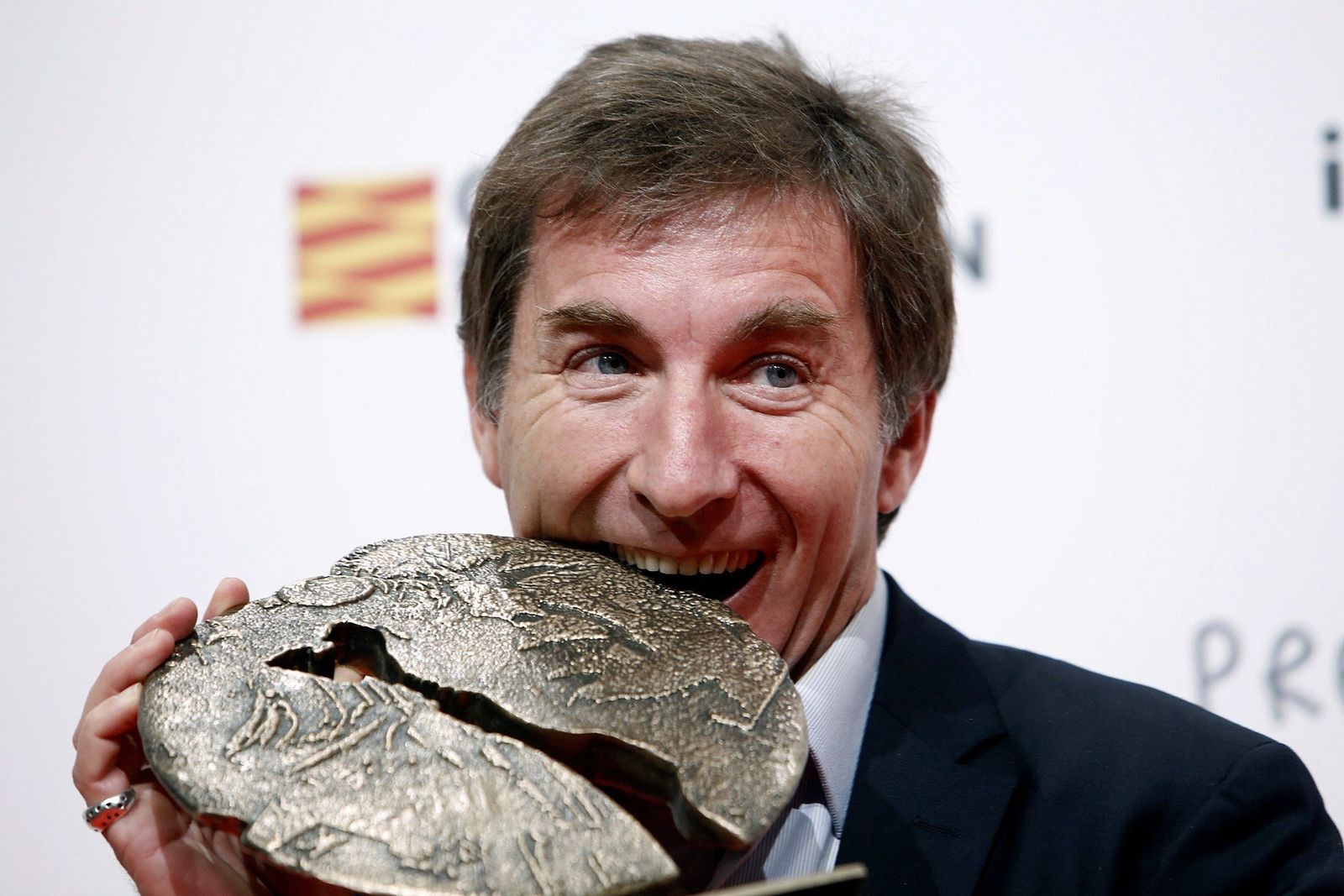 Antonio de la Torre (Málaga, 1968), con el Premio Forqué recientemente conquistado por ‘El Reino’.