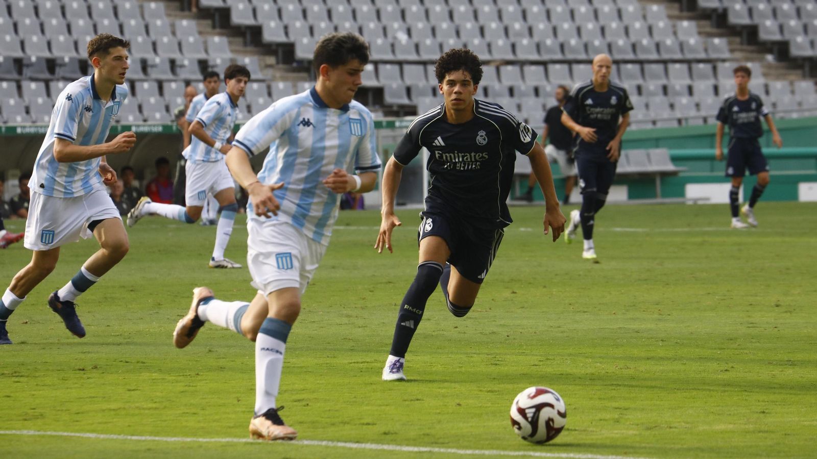Enzo Alves presiona a un jugador del Racing Club en la primera semifinal del Mundial de Clubes juvenil.