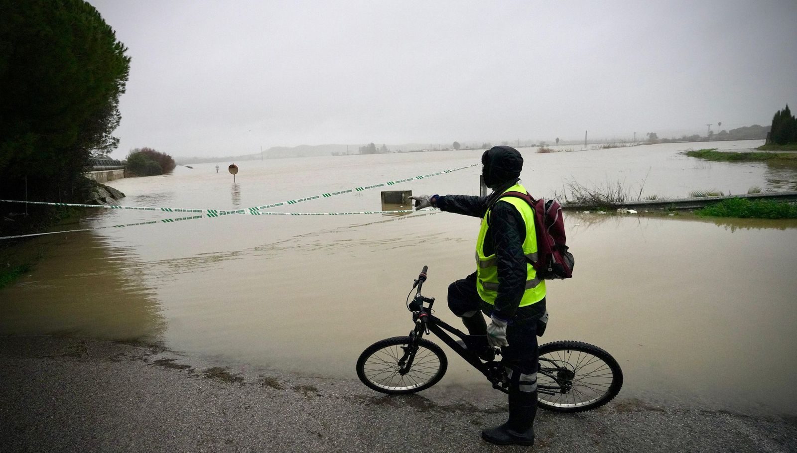 El río Guadalete ha anegado ya buena parte de la ribera próxima a La Ina.