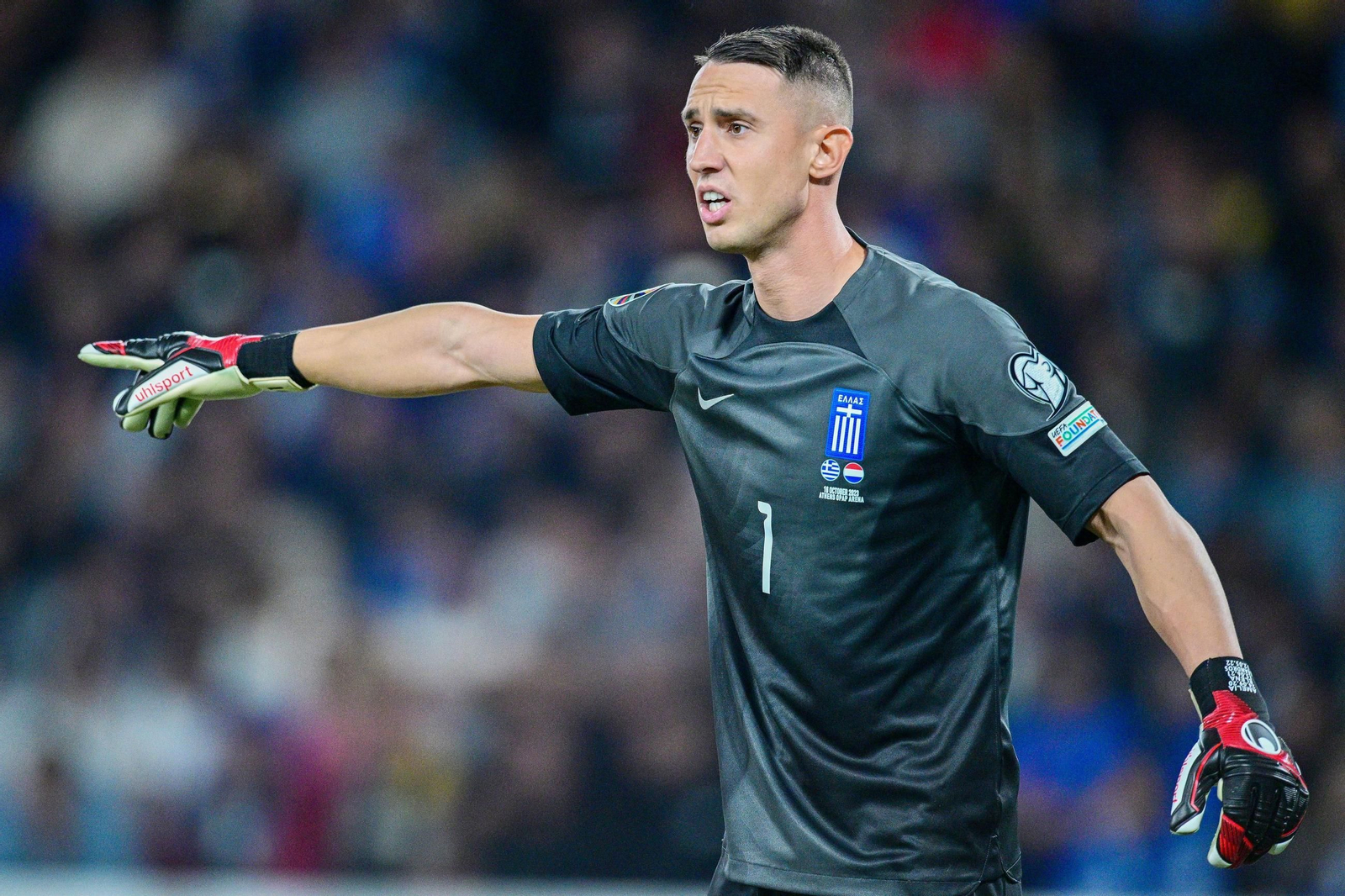 Odysseas Vlachodimos, defendiendo la camiseta de la selección de Grecia.