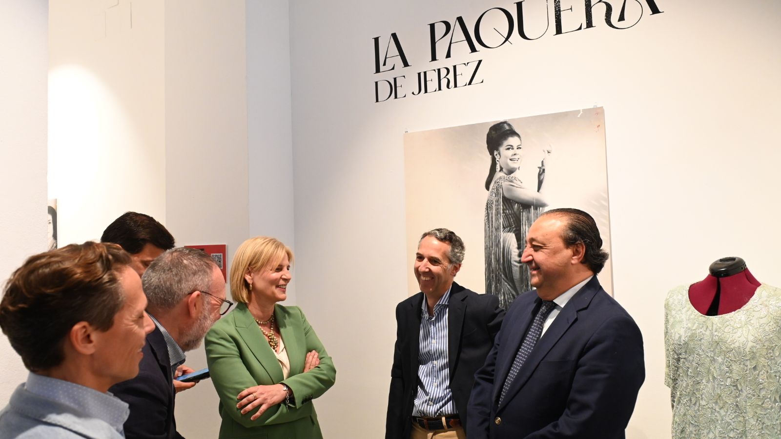 Otro momento de la visita a la exposición de García-Pelayo.