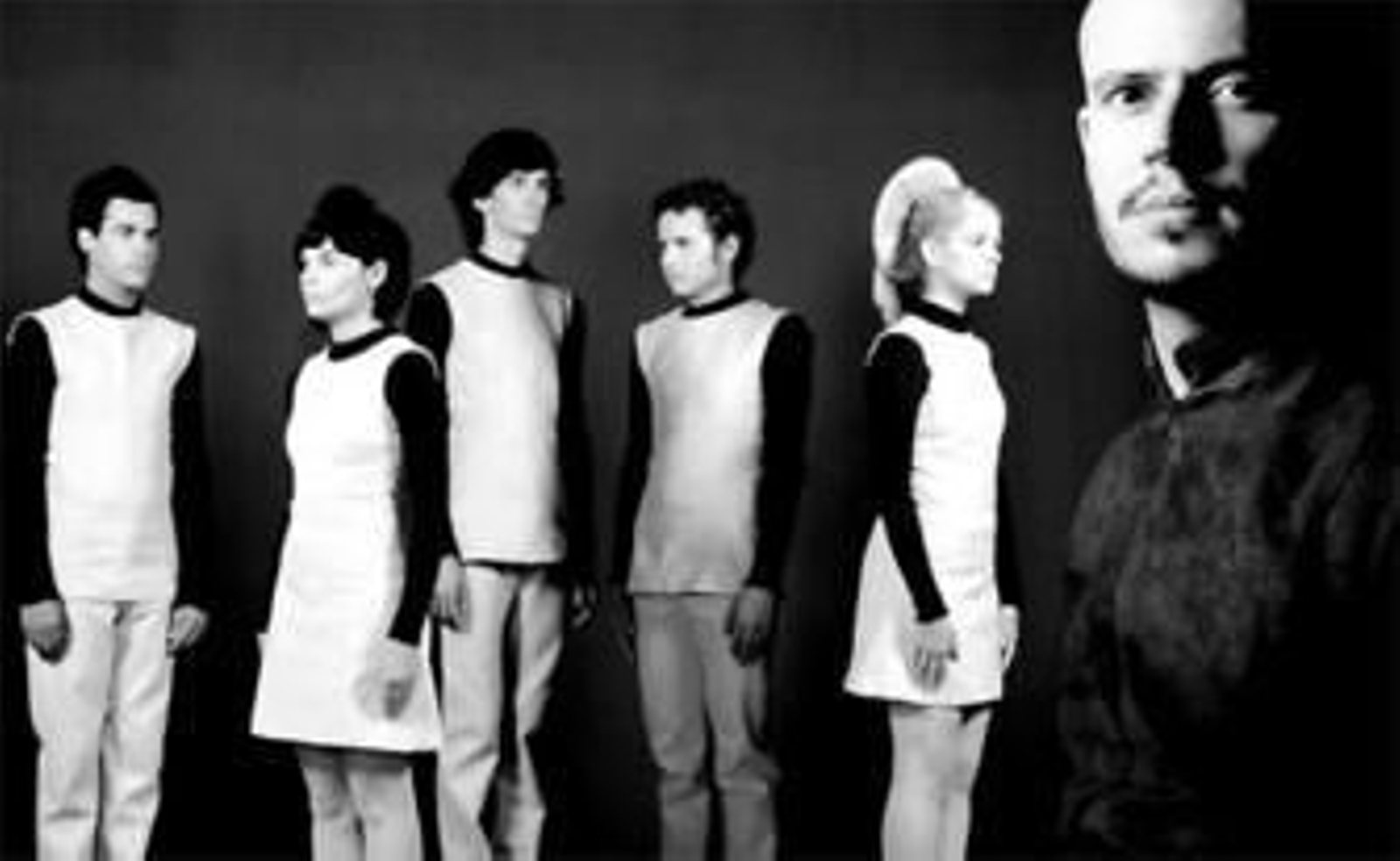 Guille Milkyway, junto a sus androides de La Casa Azul .