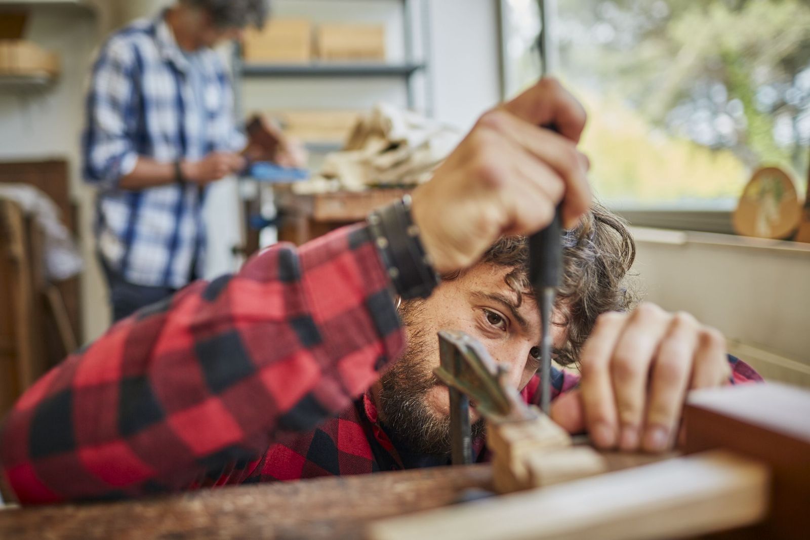 Una persona trabaja con madera.