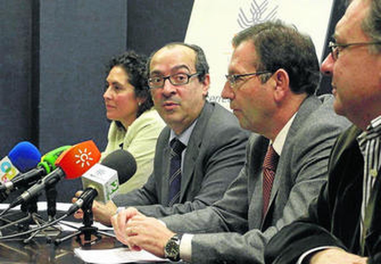 El delegado de Empleo, Juan Bouza, durante su intervención ayer, segundo por la izquierda.