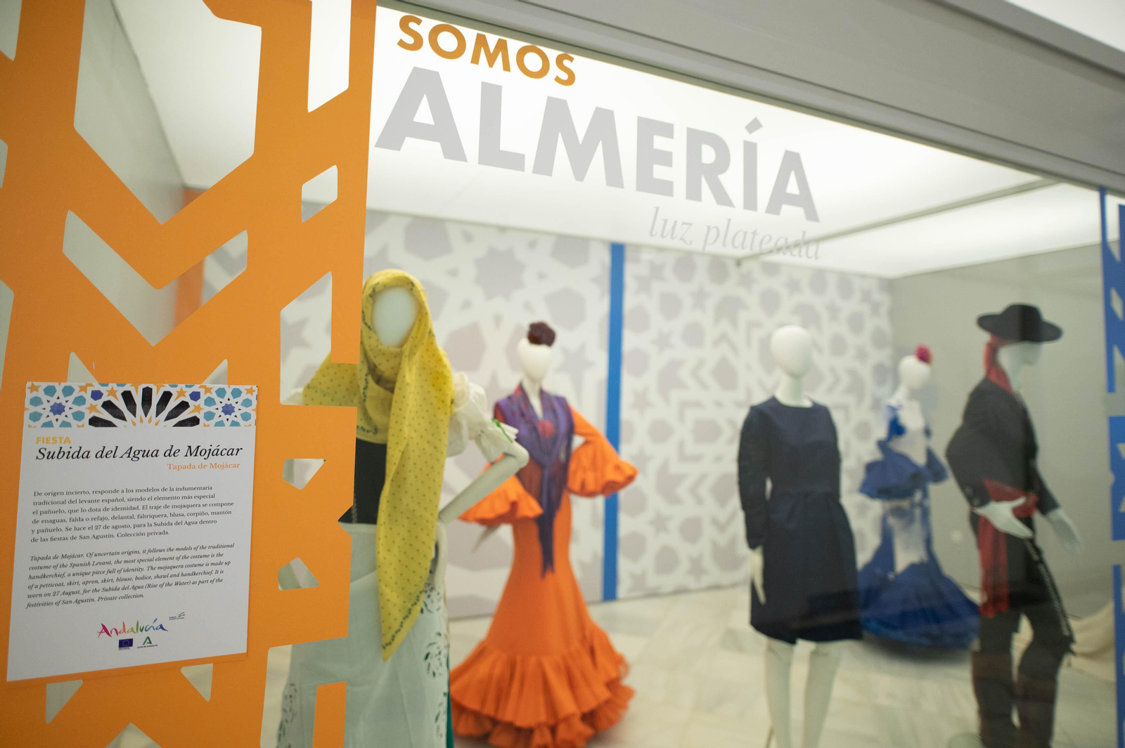 Todos los detalles de los diseños de la exposición 'Somos abril'