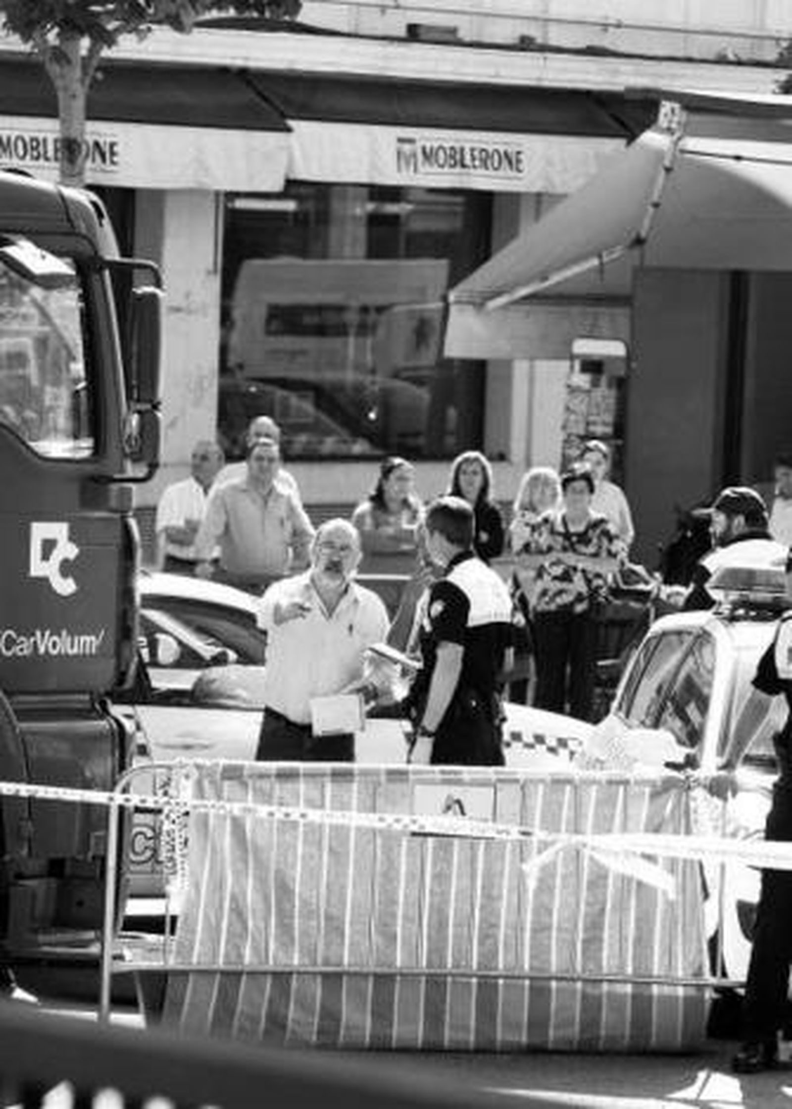 Policías trabajan en el lugar del atropello.