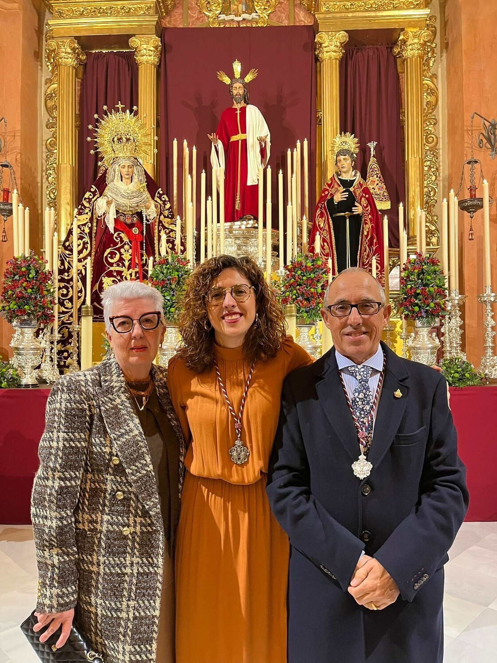 María del Mar con sus padres, también destacados miembros de ‘Prendi’.