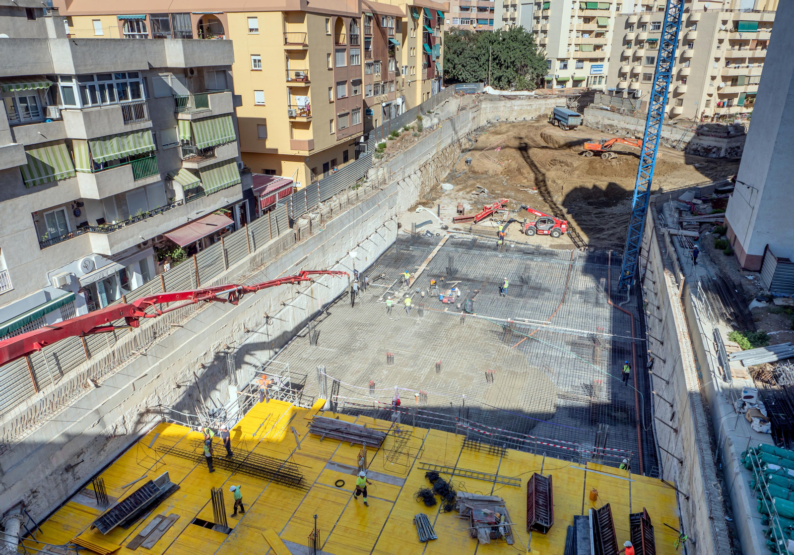 Vista de la obra del aparcamiento de la Plaza del Ajedrez, en Estepona.