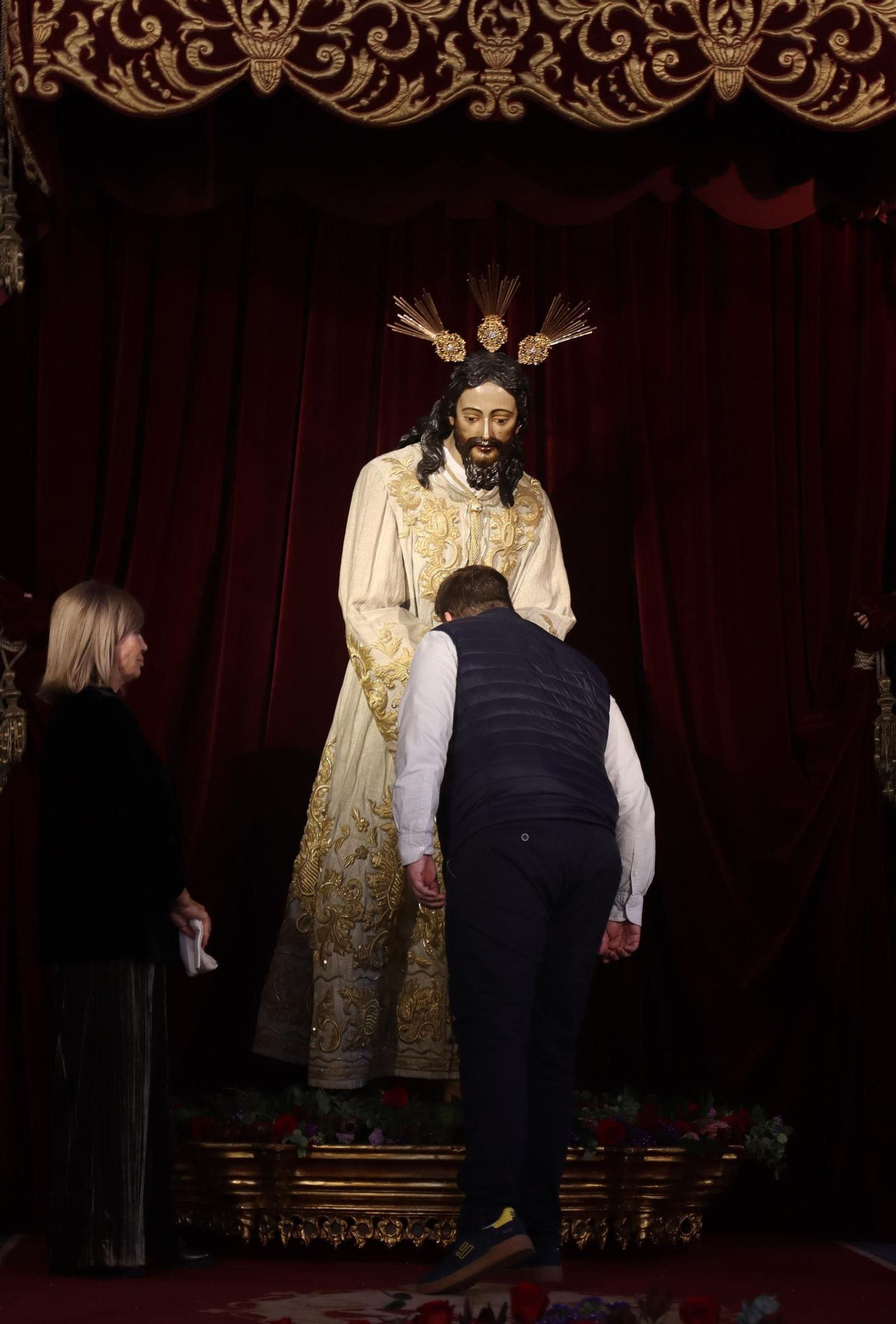 Sevilla acaricia la Semana Santa en un Domingo de Pasión lleno de cultos