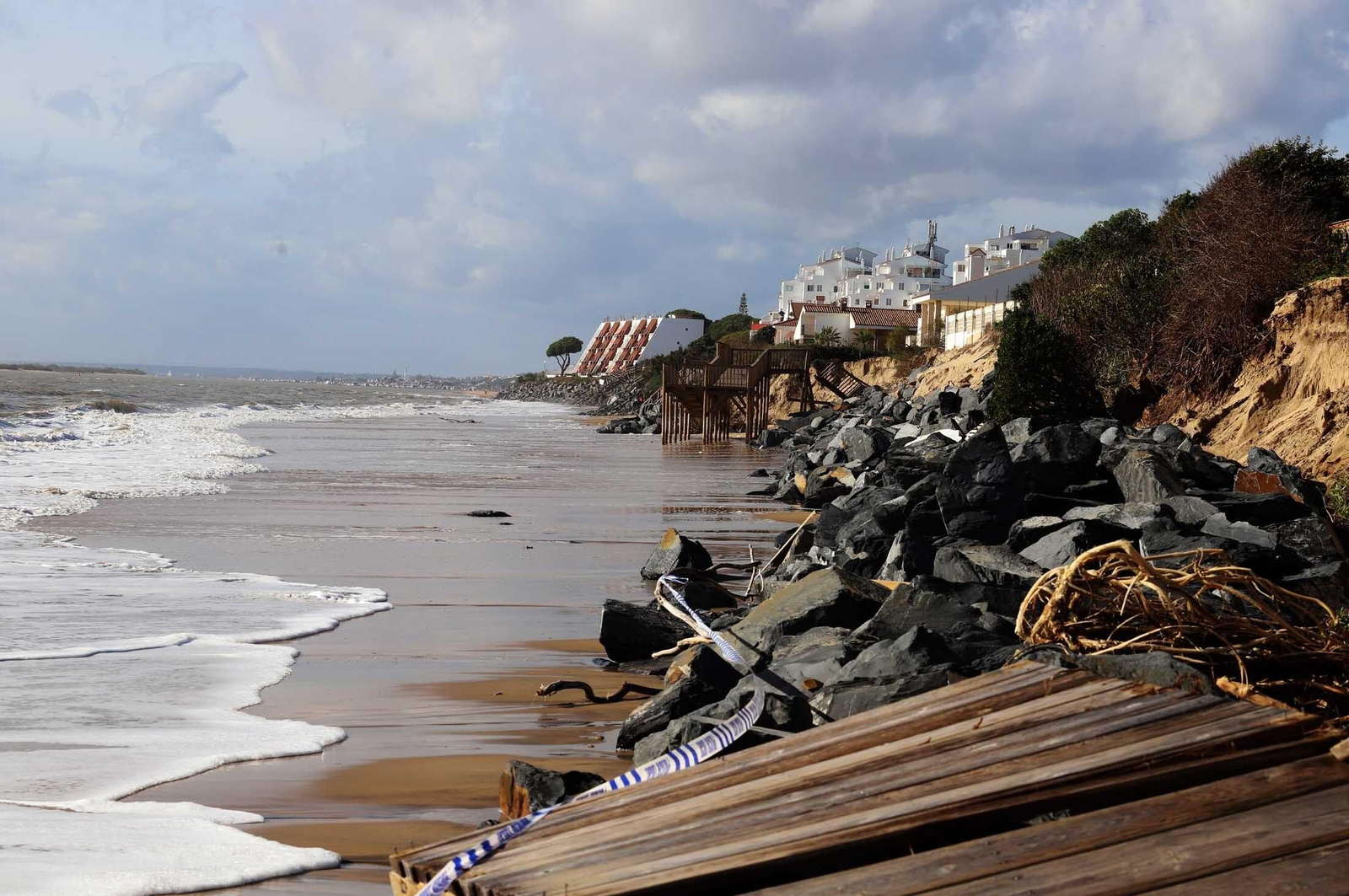 El estado de la playa de El Portil tras el paso del temporal.
