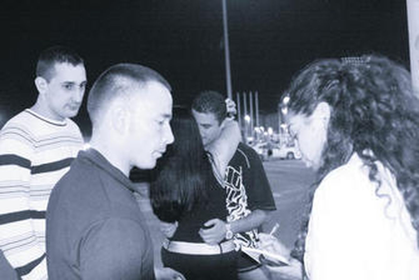 El primer abrazo de Maribel Martín y José Luis Expósito tras desembarcar él en el puerto de Tarifa. En primer plano Javier Nicolás.