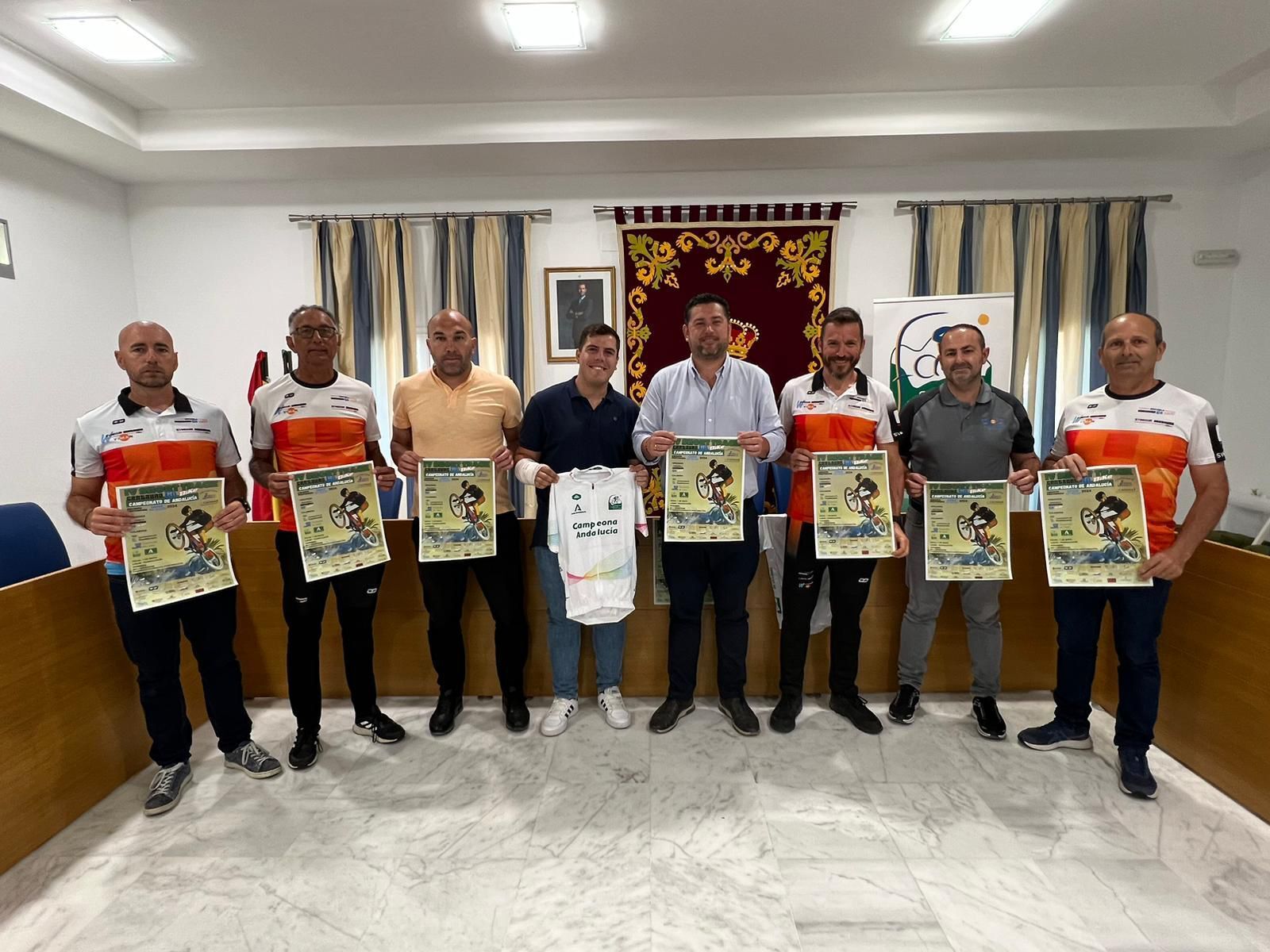 Foto de familia en Guadalcacín de la presentación del Campeonato de Andalucía Short Track.