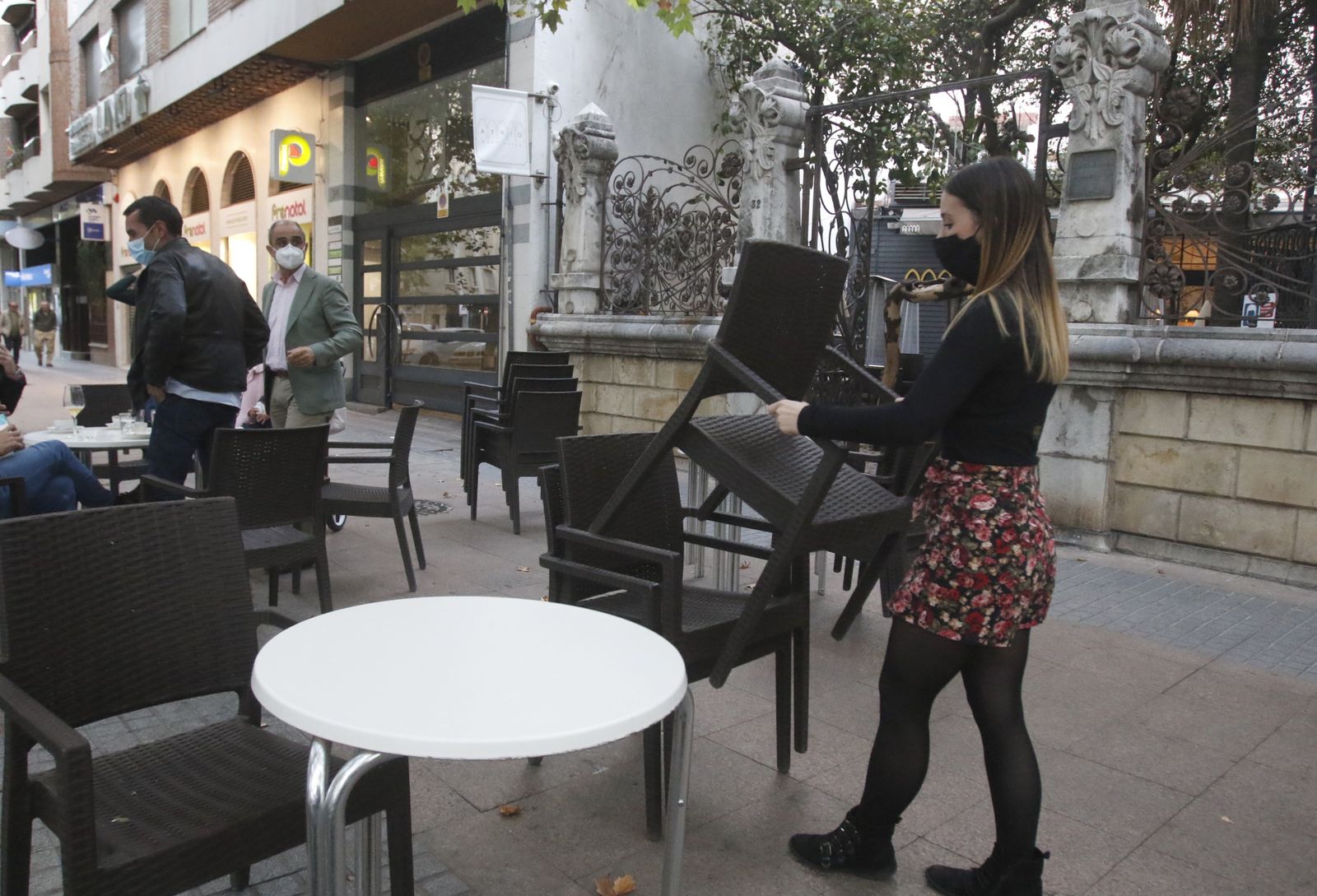 La primera tarde de cierre de bares y comercio en Córdoba, en fotografías