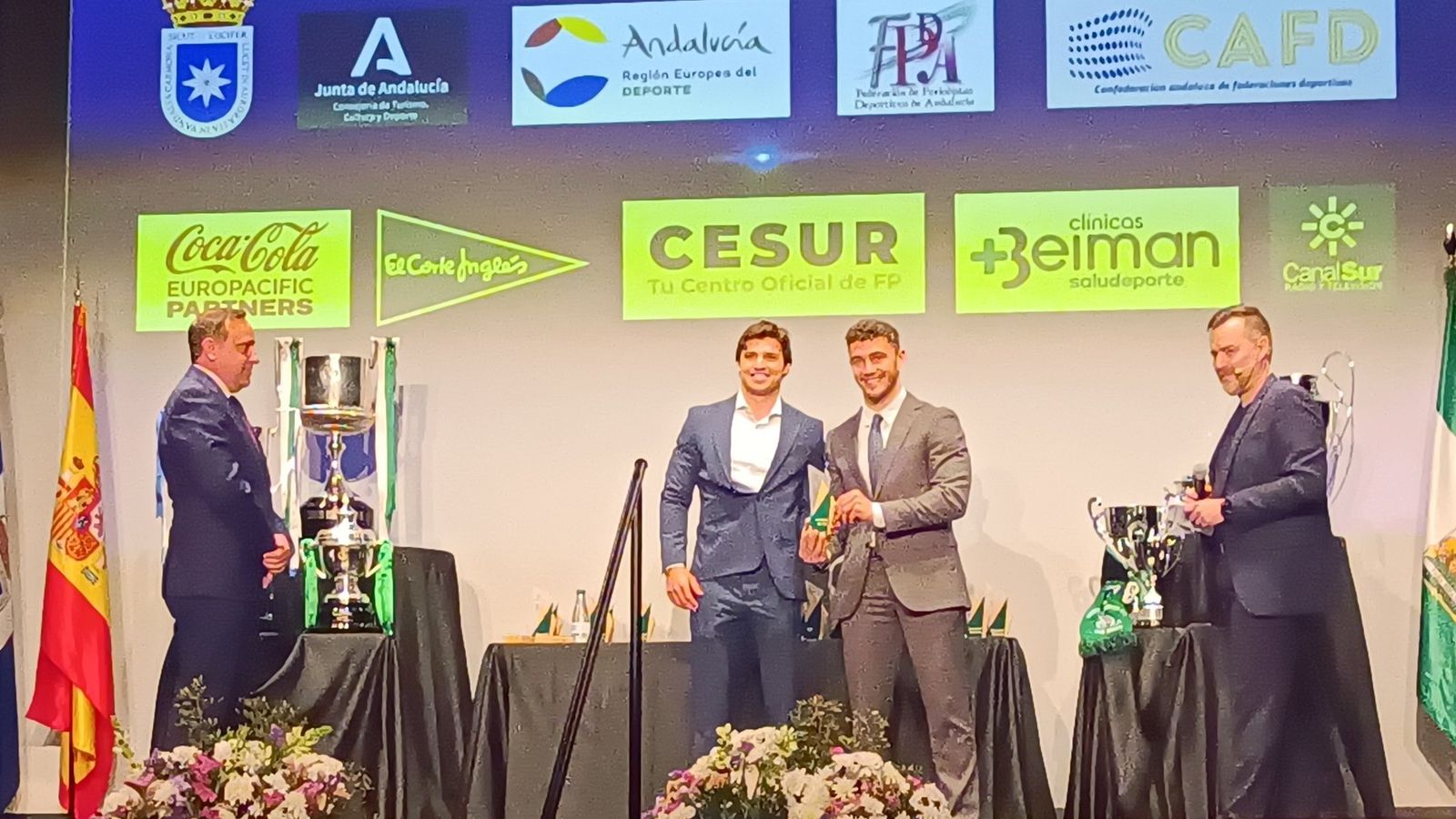 Tano García de la Borbolla y Pablo Martínez, en la recogida de su premio.