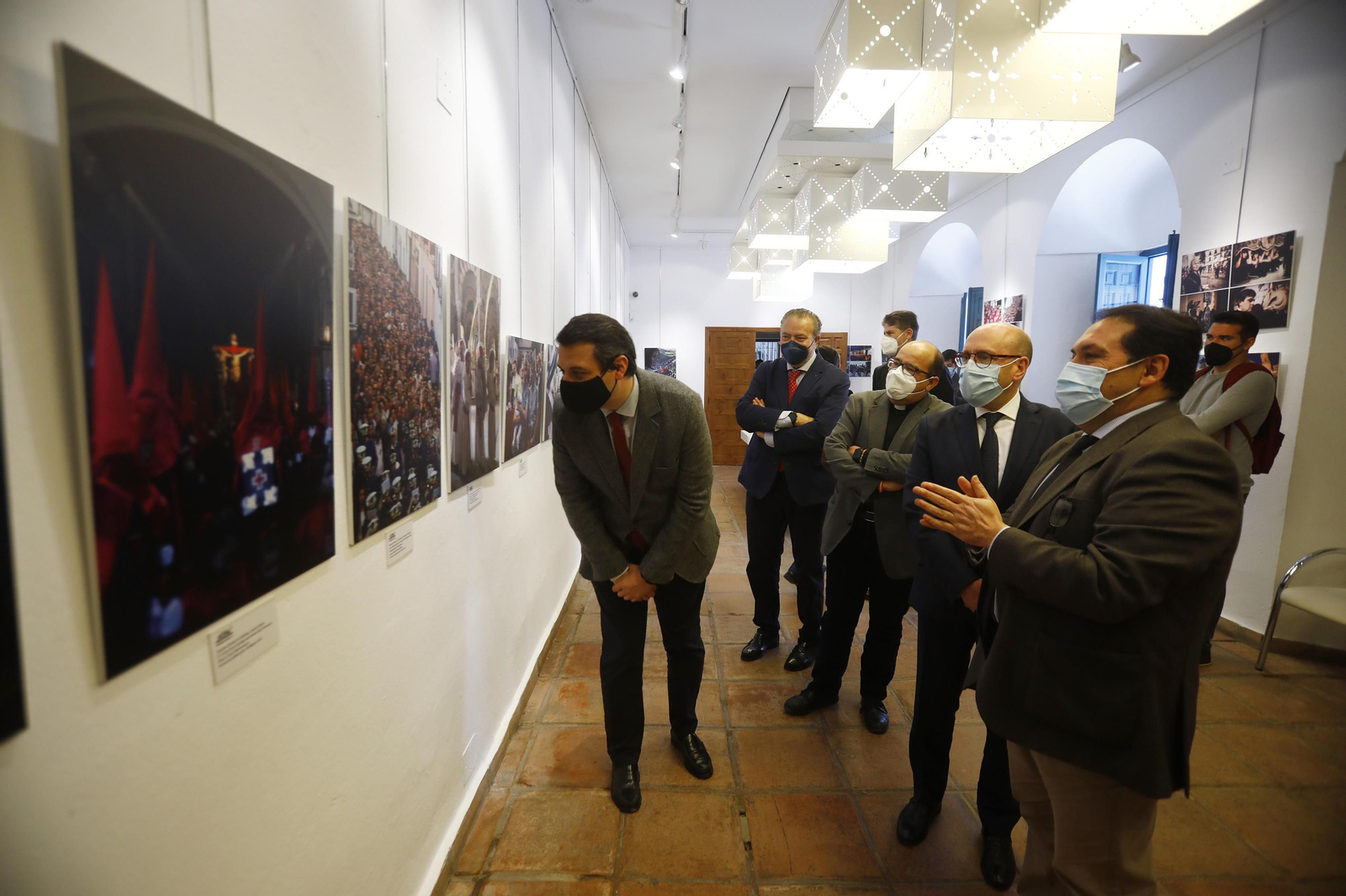 Presentación de la exposición fotográfica 'Miradas de pasión', en fotografías