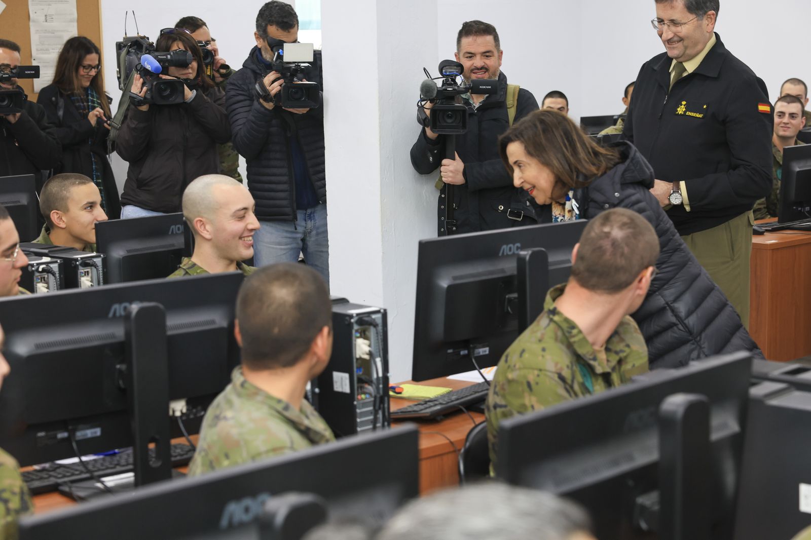 La ministra de Defensa, en el acuartelamiento de Camposoto de San Fernando