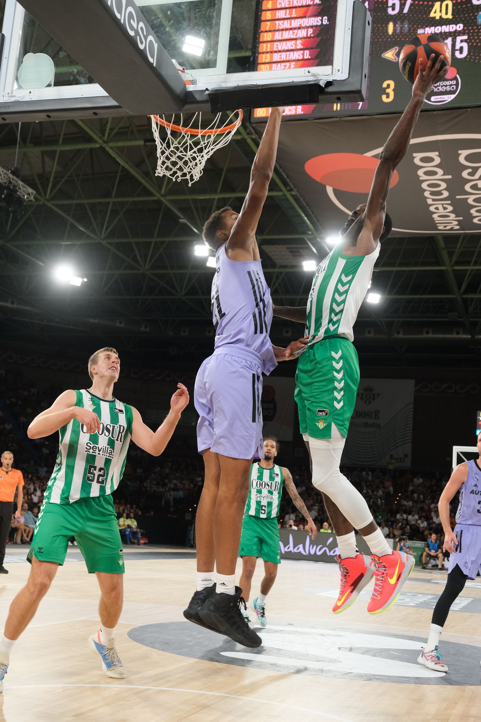 Cornelie trata de taponar a BJ Johnson.