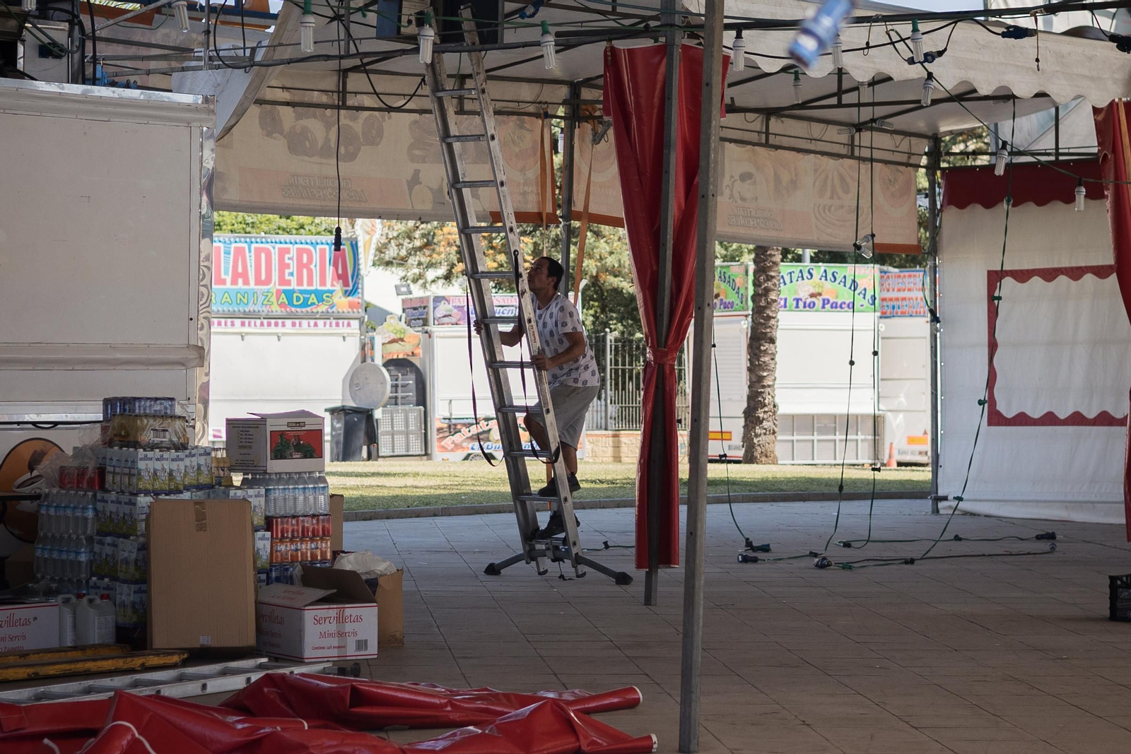 El inicio del desmontaje de la Feria de Jerez 2024, en imágenes