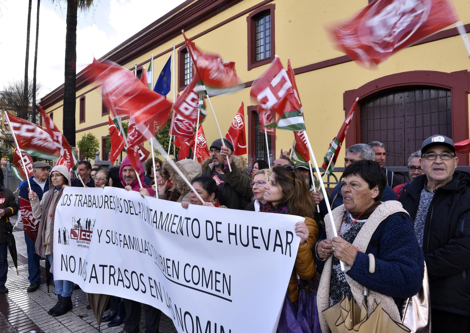 Parte de la plantilla municipal protestando ante la Diputación, el pasado 2 de marzo.