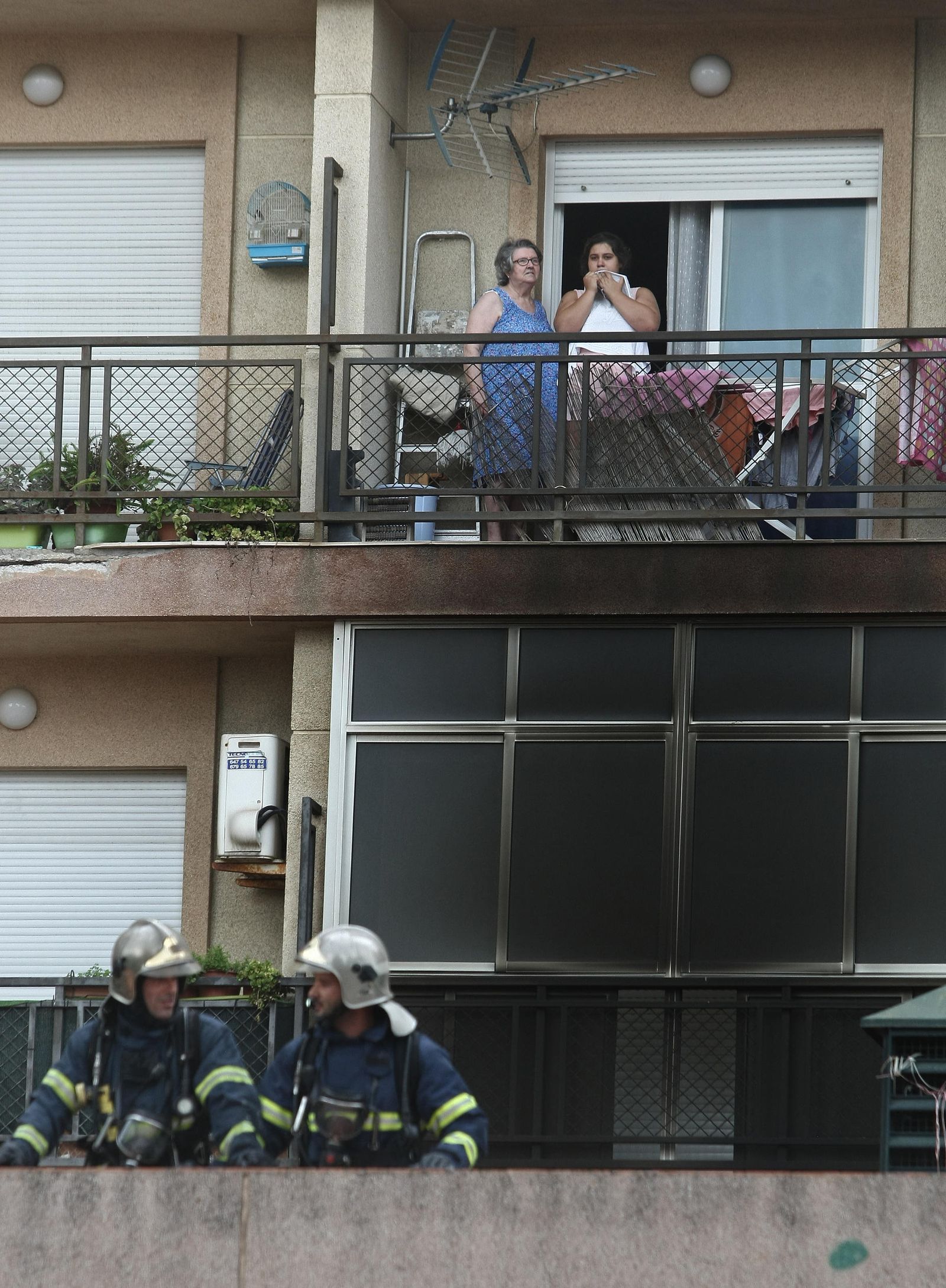 Dos vecinas del bloque de viviendas afectado por las llamas, extinguido por los bomberos.