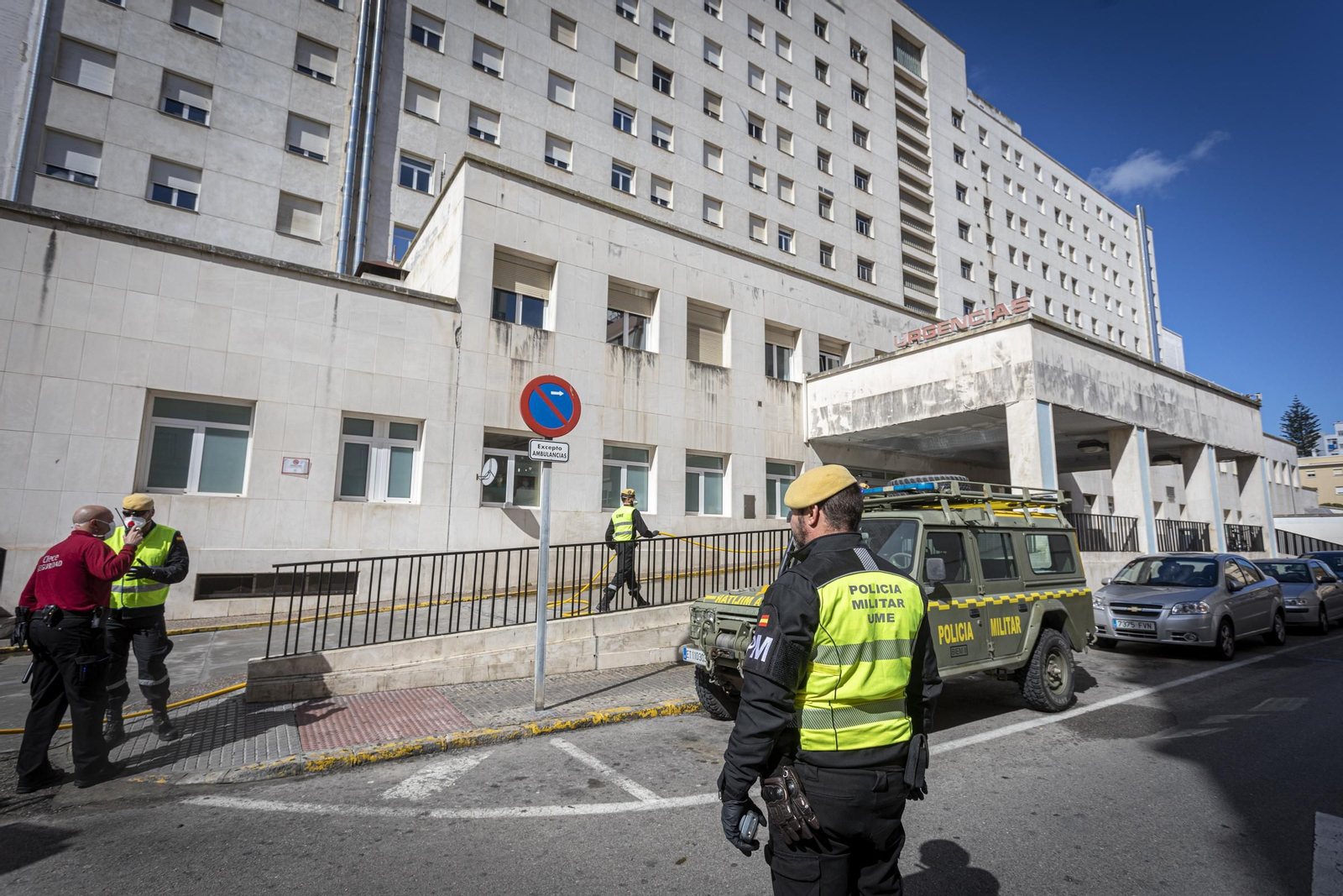 La UME desinfecta el hospital Puerta del Mar