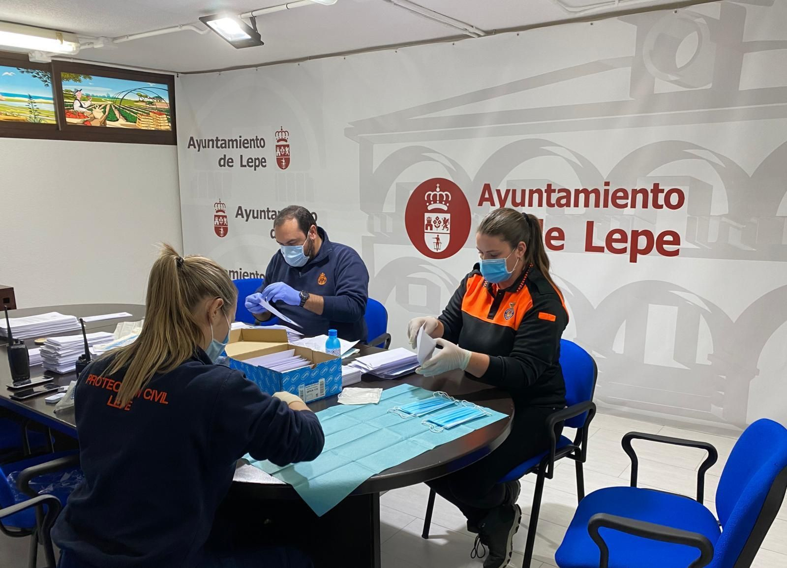 Miembros de Protección Civil organizan las mascarillas en Lepe.
