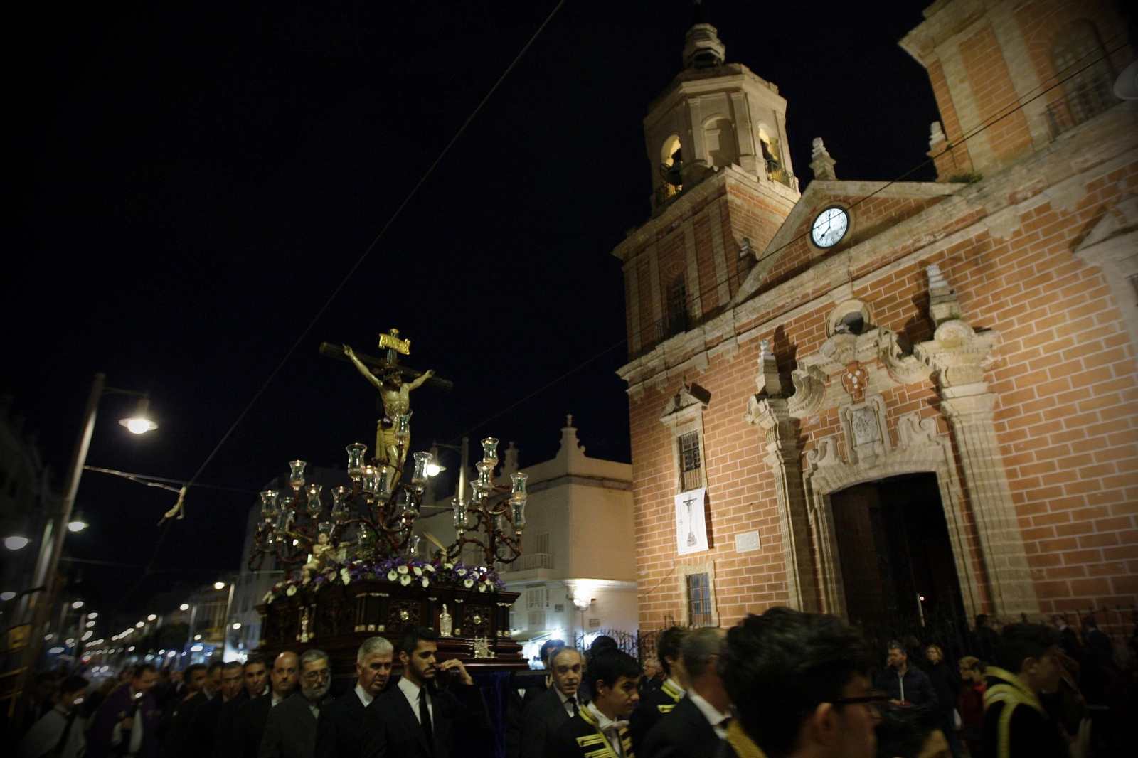 El Santísimo Cristo de la Vera Cruz, portado en una parihuela, llega a la Iglesia Mayor para presidir el vía crucis del Consejo de Hermandades.