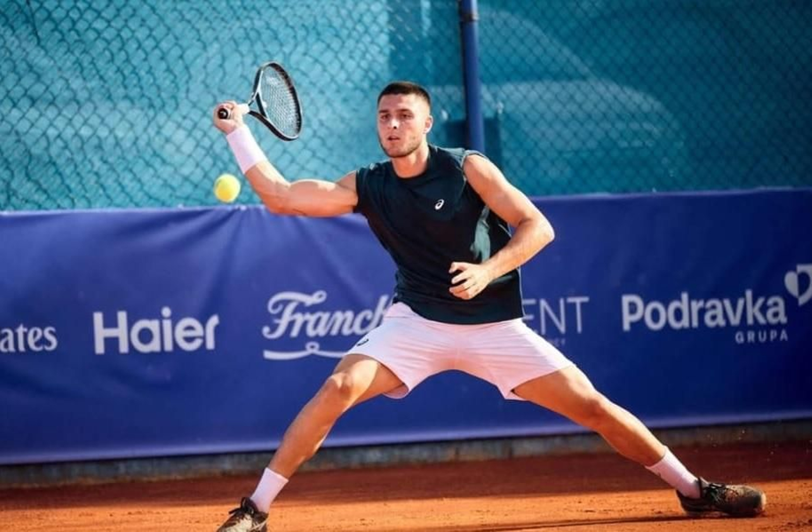 Pablo Llamas devuelve una pelota durante uno de los partidos en Croacia.