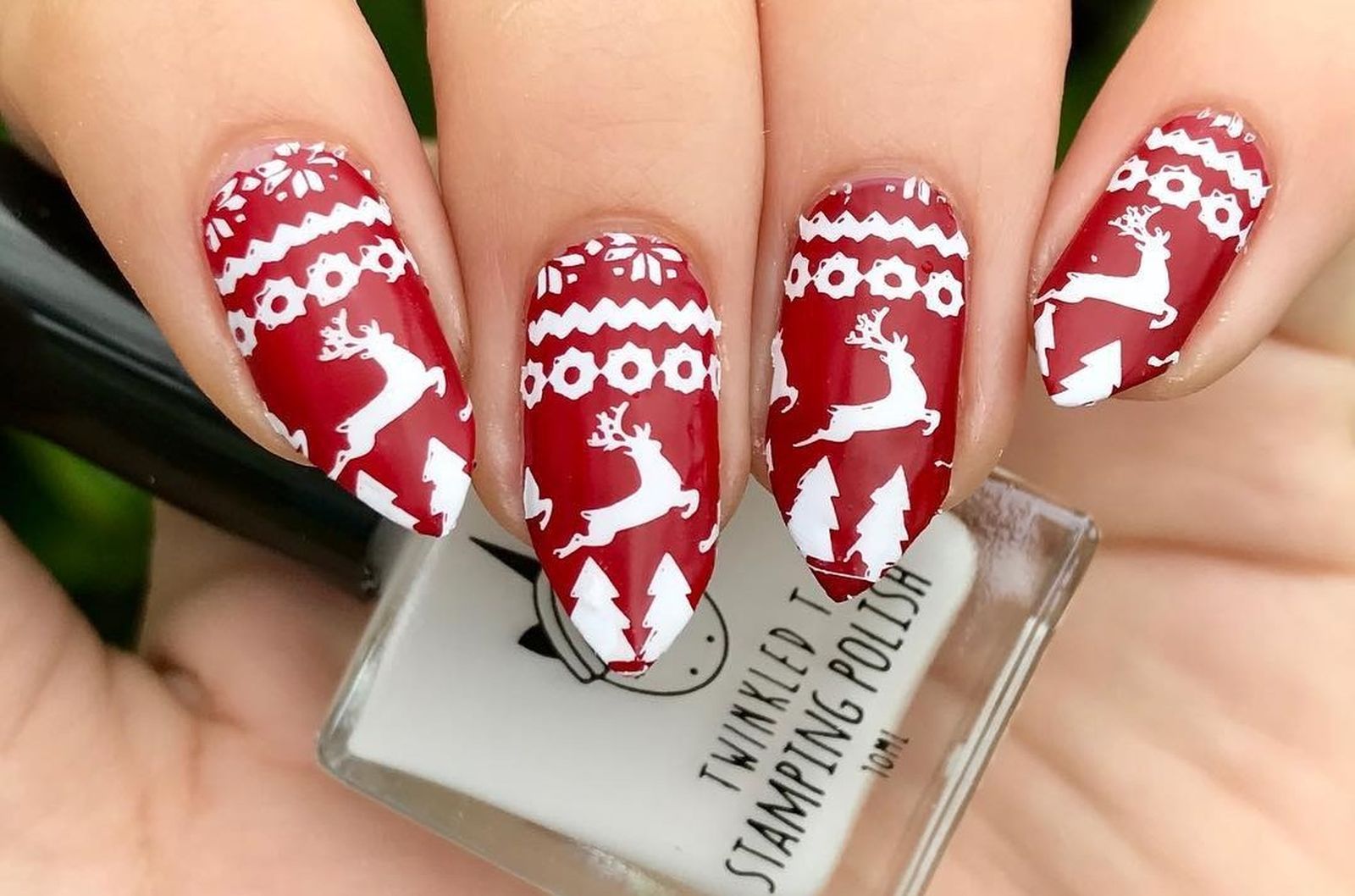 Manicura con motivos de jersey navideño en rojo y blanco de @nailsby.lily