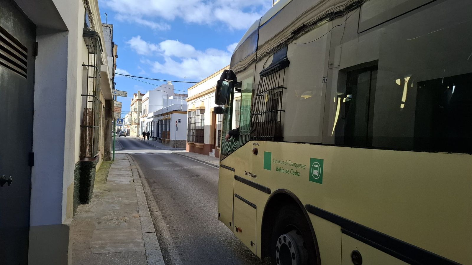 Un autobús por la calle teresa de Calcuta de Puerto Real