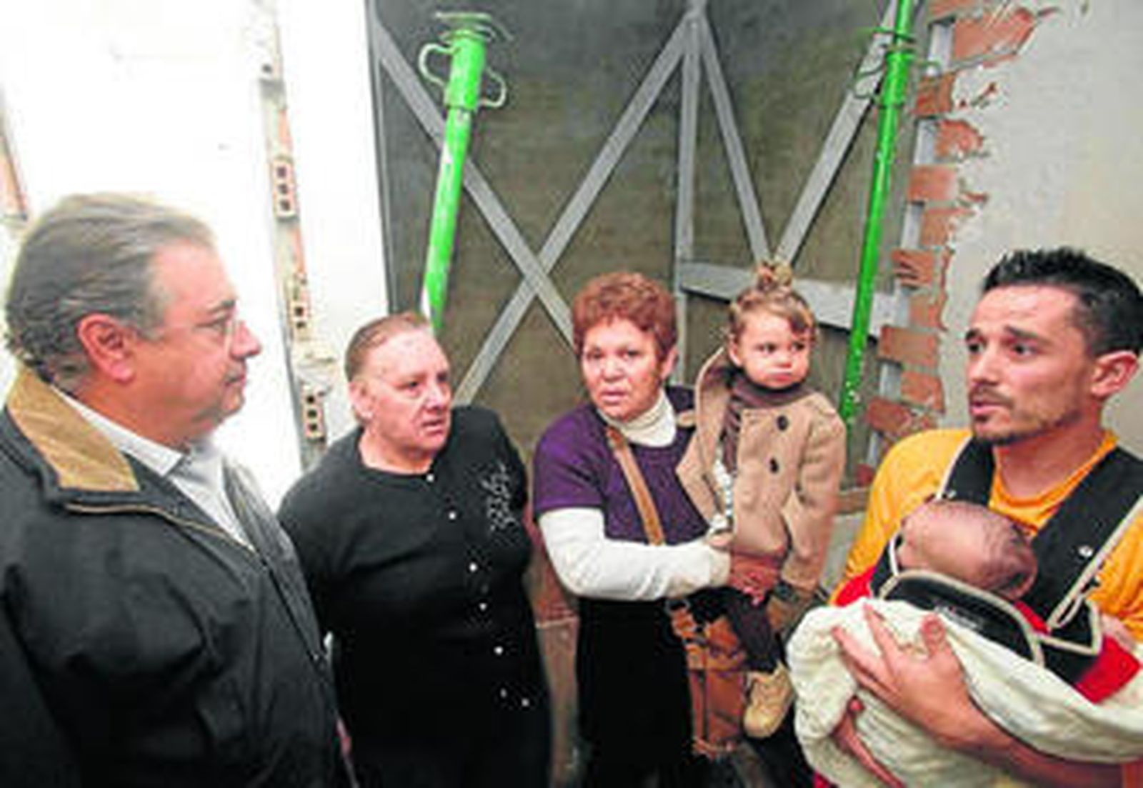 Juan Ignacio Zoido, con vecinos afectados en el Polígono Sur.