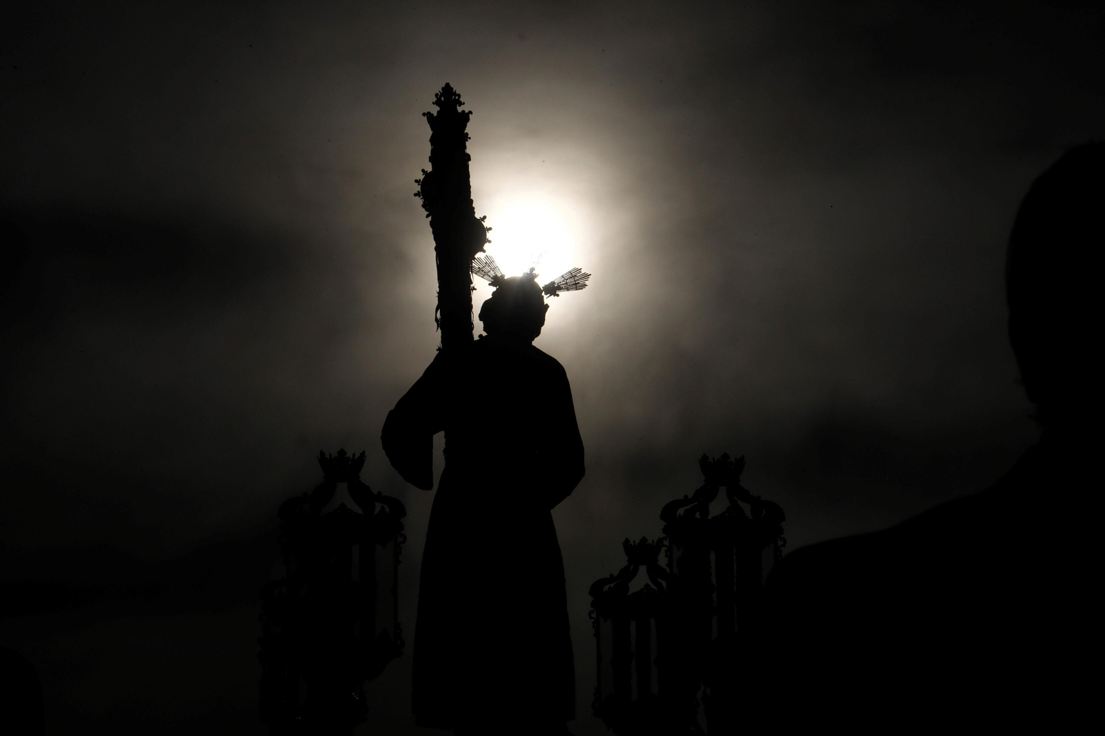 Lunes Santo en Córdoba: la procesión de Vera-Cruz, en imágenes