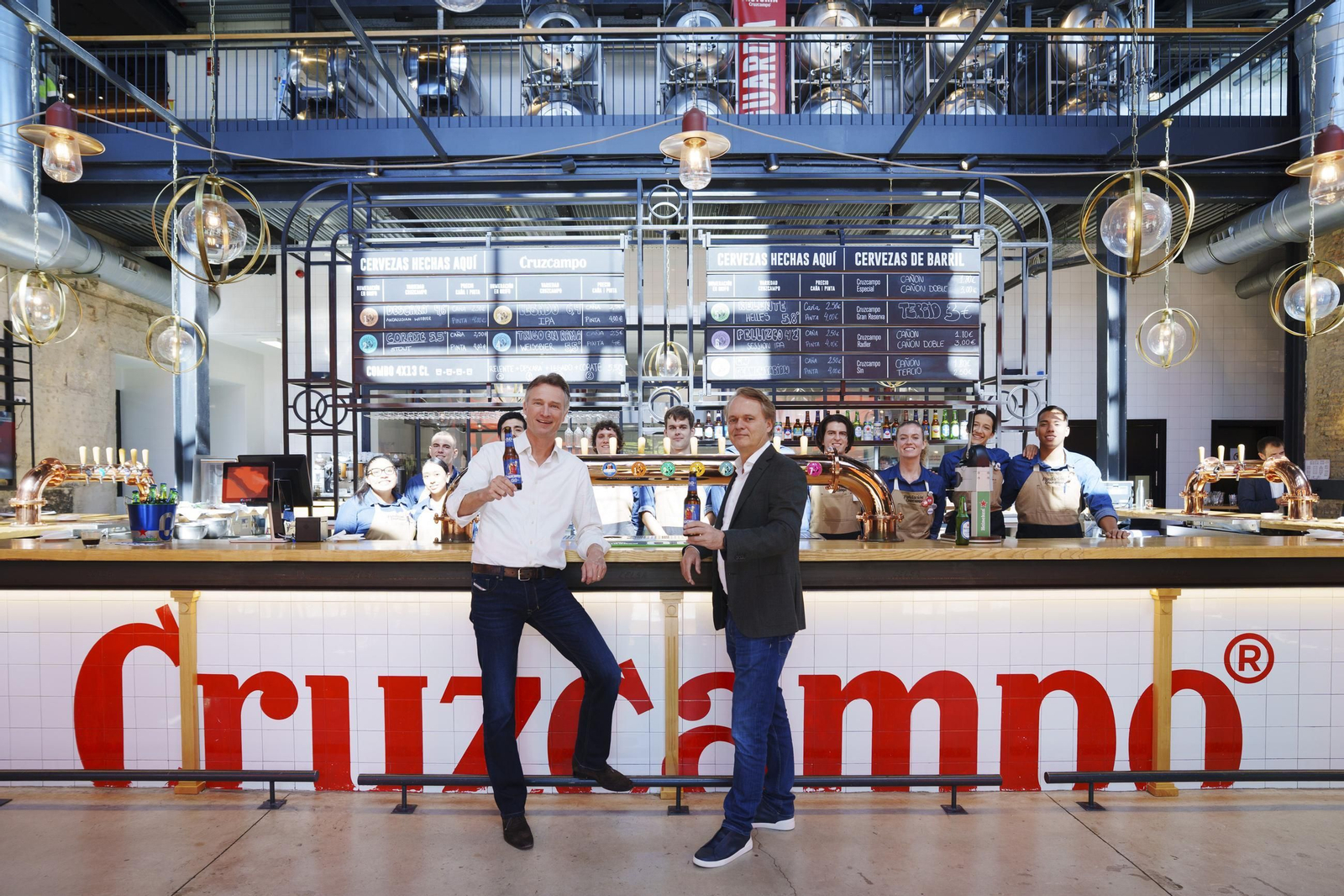 Dolf van den Brink, CEO y presidente del Consejo de Administración de Heineken N.V., y Etienne Strijp, presidente ejecutivo de Heineken España con alumnos de Fundación Cruzcampo.