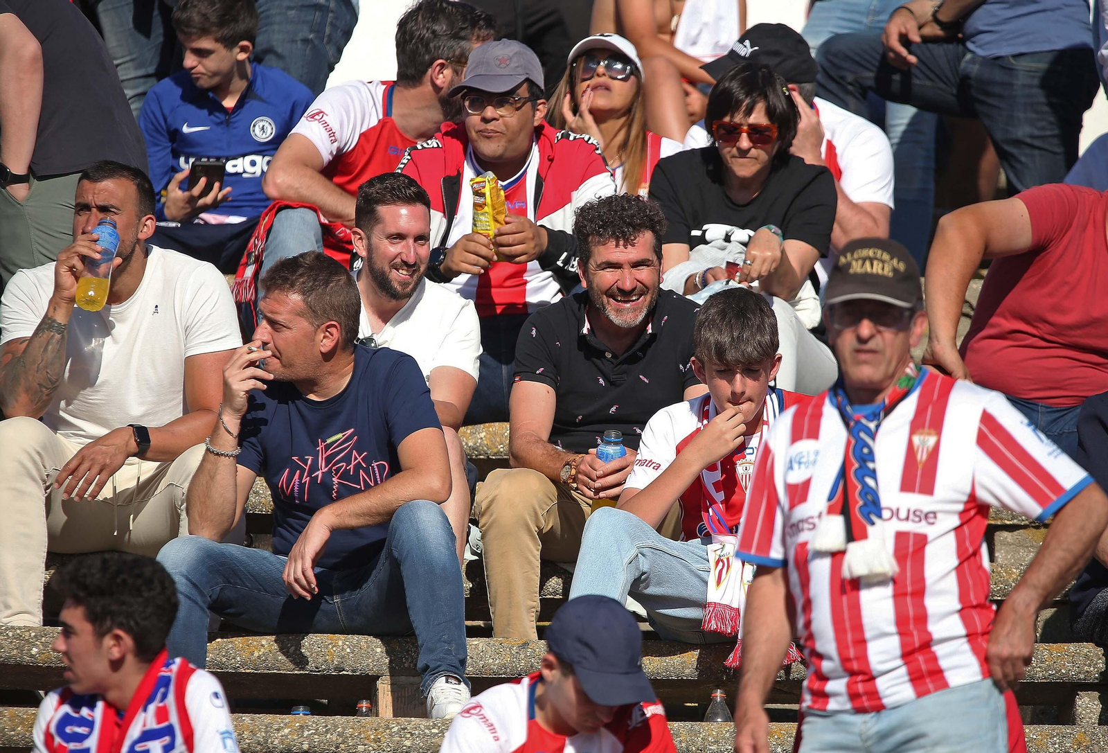 Fotos de la afición durante el Balona - Algeciras en el estadio municipal de La Línea