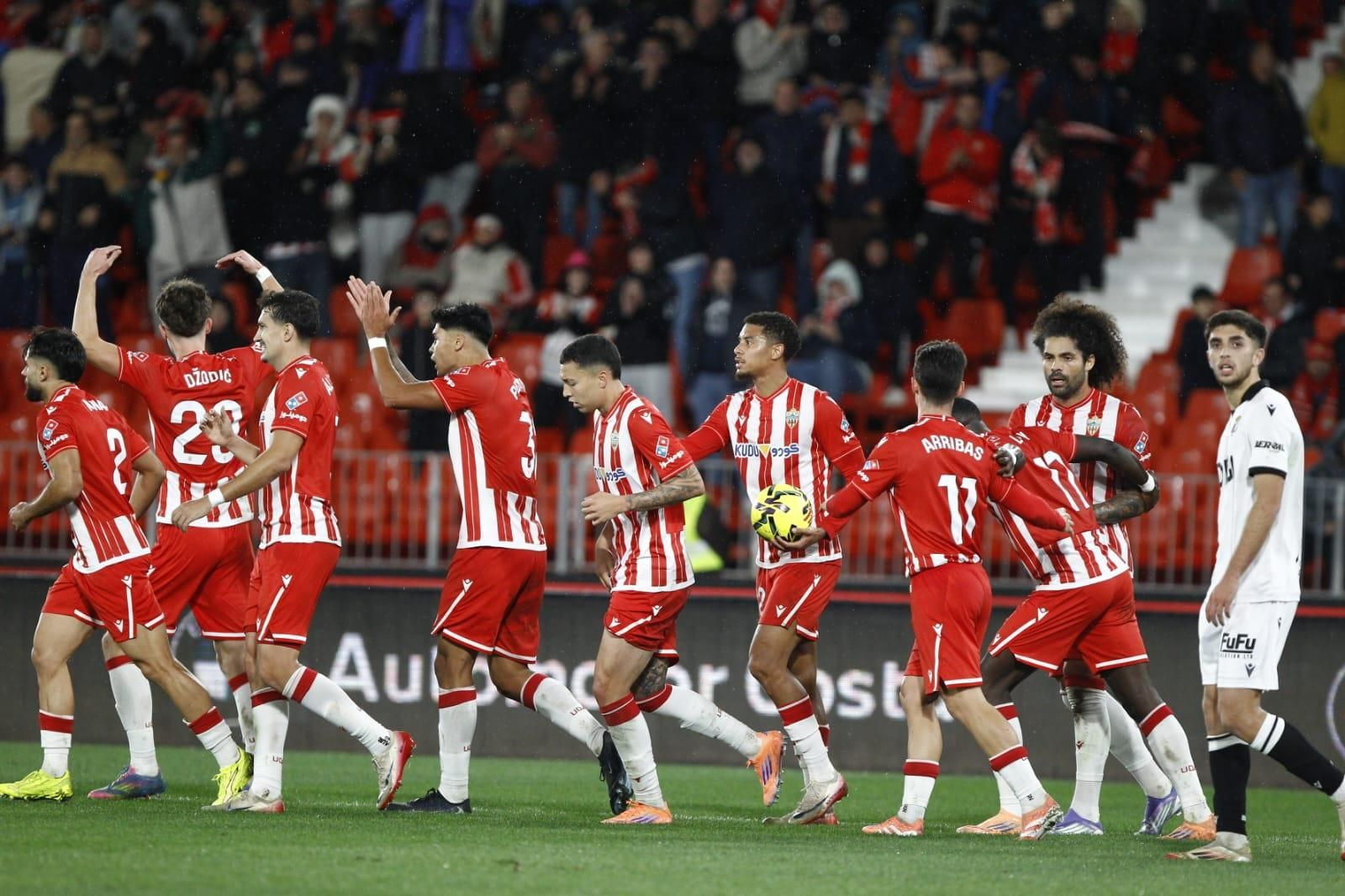 Los rojiblancos celebran el tanto de Thalys al final del primer tiempo.