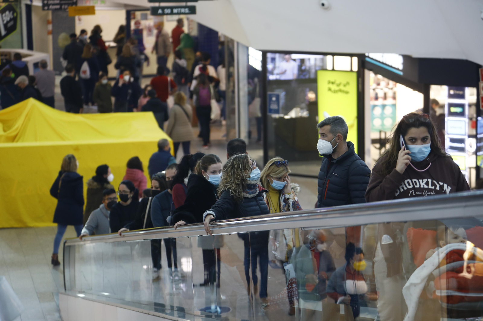 Así ha sido el primer día de rebajas en Córdoba, en fotografías