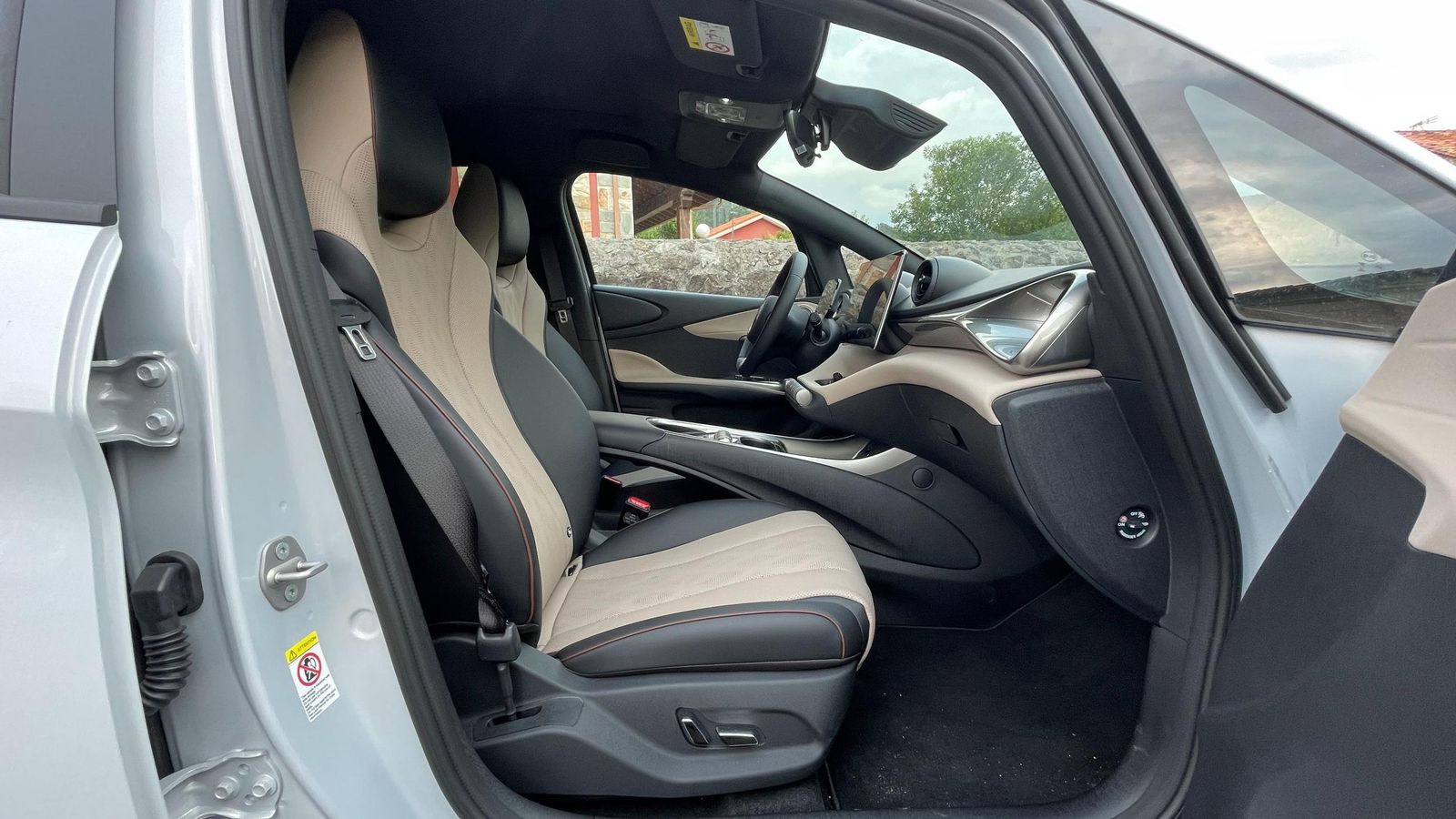 Estos asientos tiene un tamaño razonable, mullido cómodo y regulaciones eléctricas de serie.