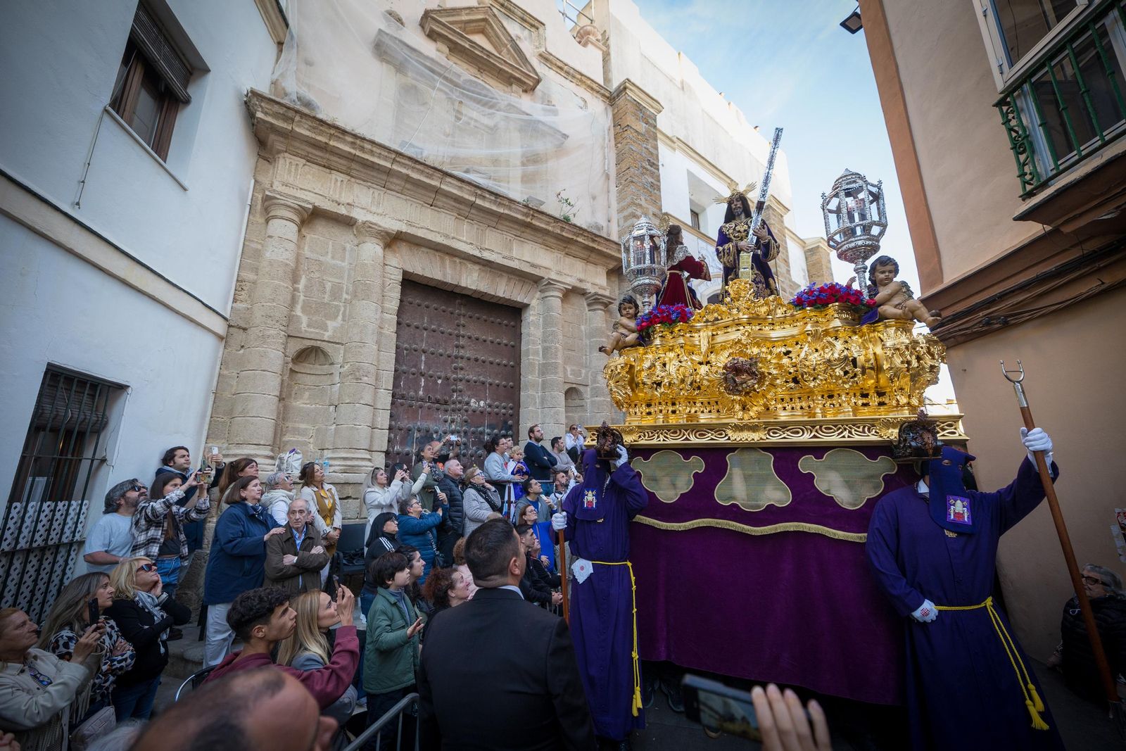 Imágenes de la salida del Nazareno en la Semana Santa de Cádiz 2025