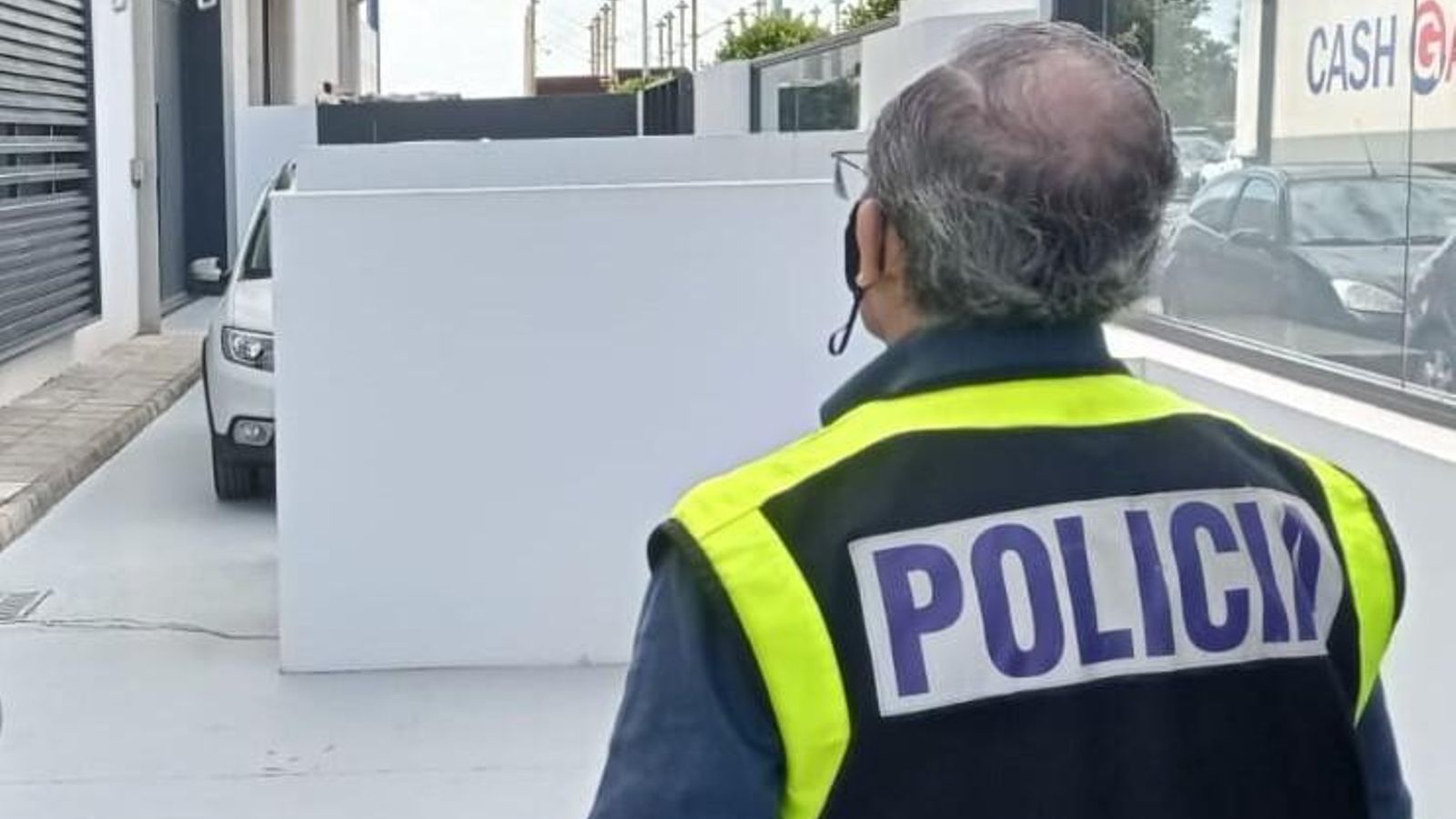 Un agente de la Policía Nacional con un dron.